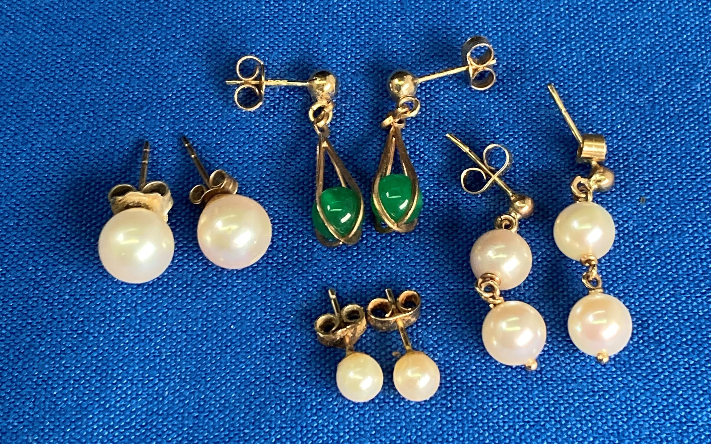 Four pairs of assorted 9ct gold earrings - three pairs decorated with pearls and one pair with a - Image 2 of 2