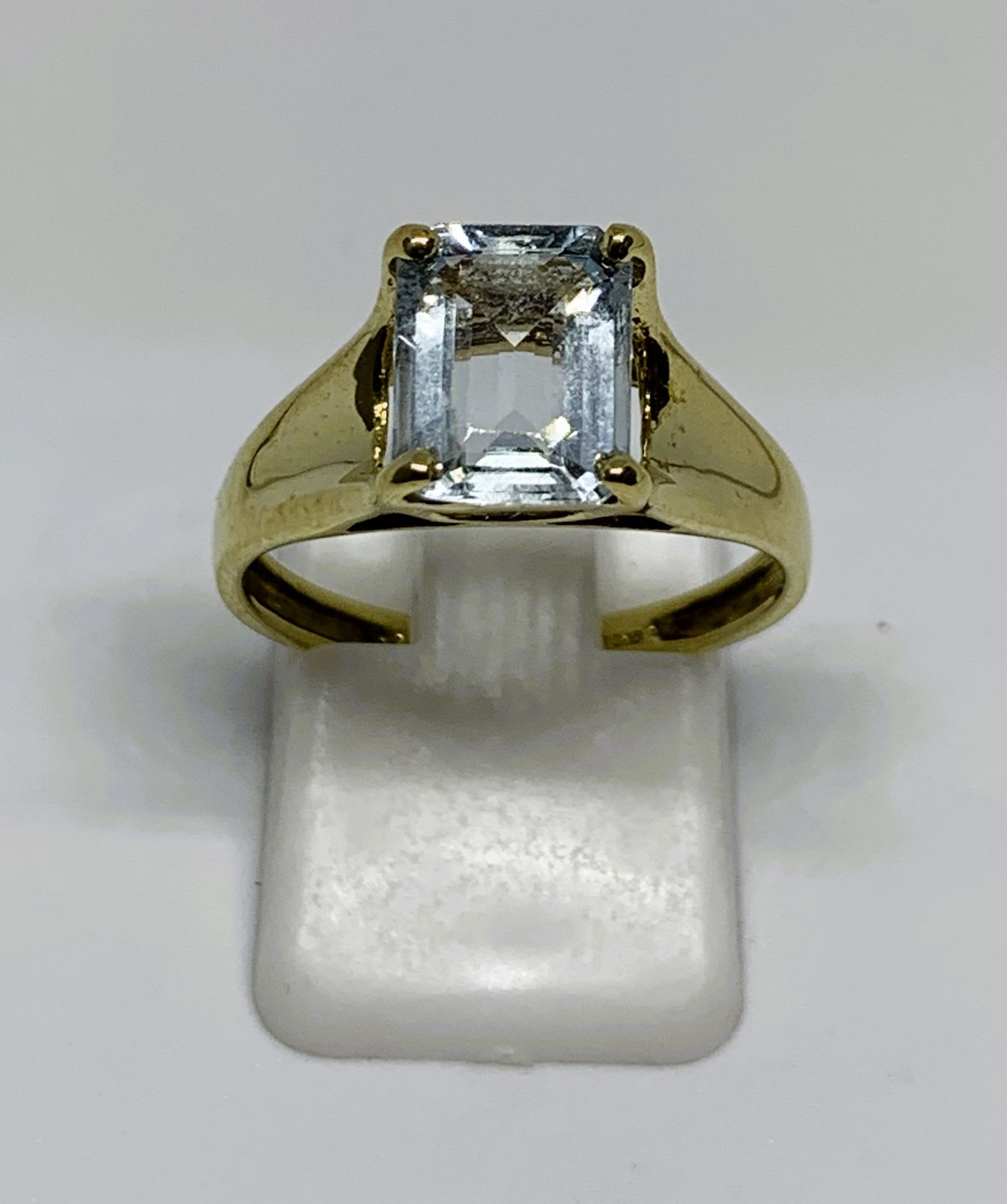 9ct gold blue topaz solitaire ring, finger size O, gross weight 2.