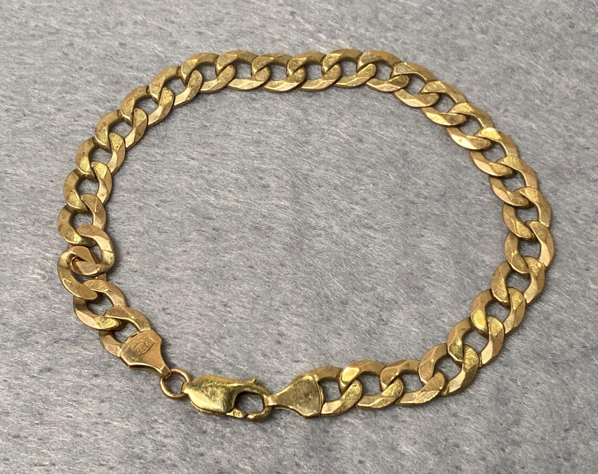 9ct gold (375) link bracelet, 8" long.