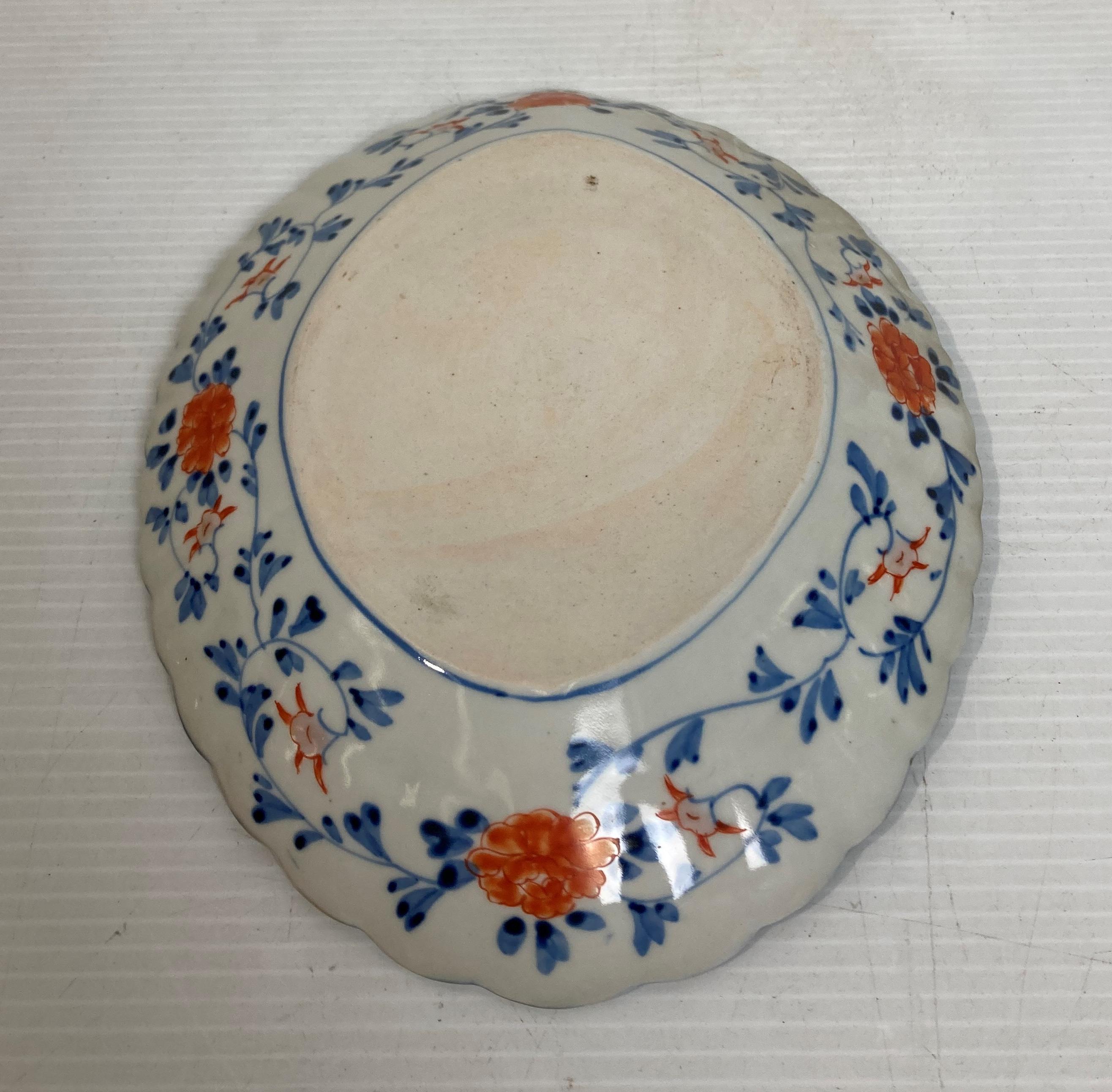 An Oriental hand-painted rice bowl in blue and white (chip to rim - 11cm diameter) and two assorted - Image 3 of 7