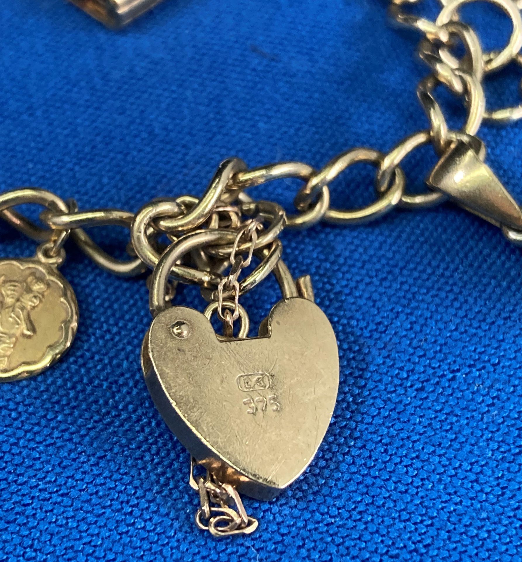 9ct gold charm gate bracelet with heart-shaped clasp and charms, 7" long. - Image 2 of 5