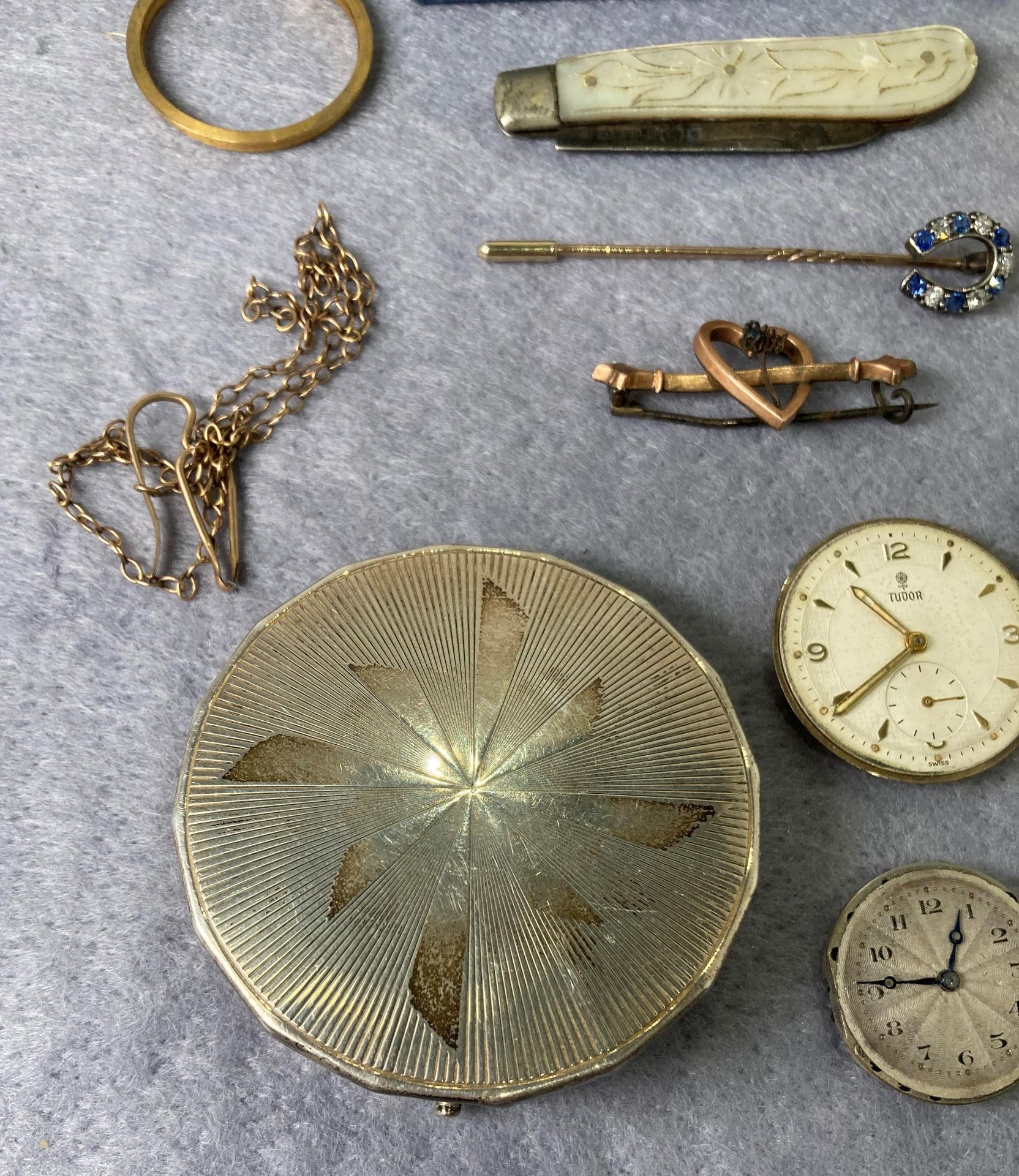 Contents to bag - assorted gold and silver items including a shield shaped tag/pendant, - Image 4 of 5