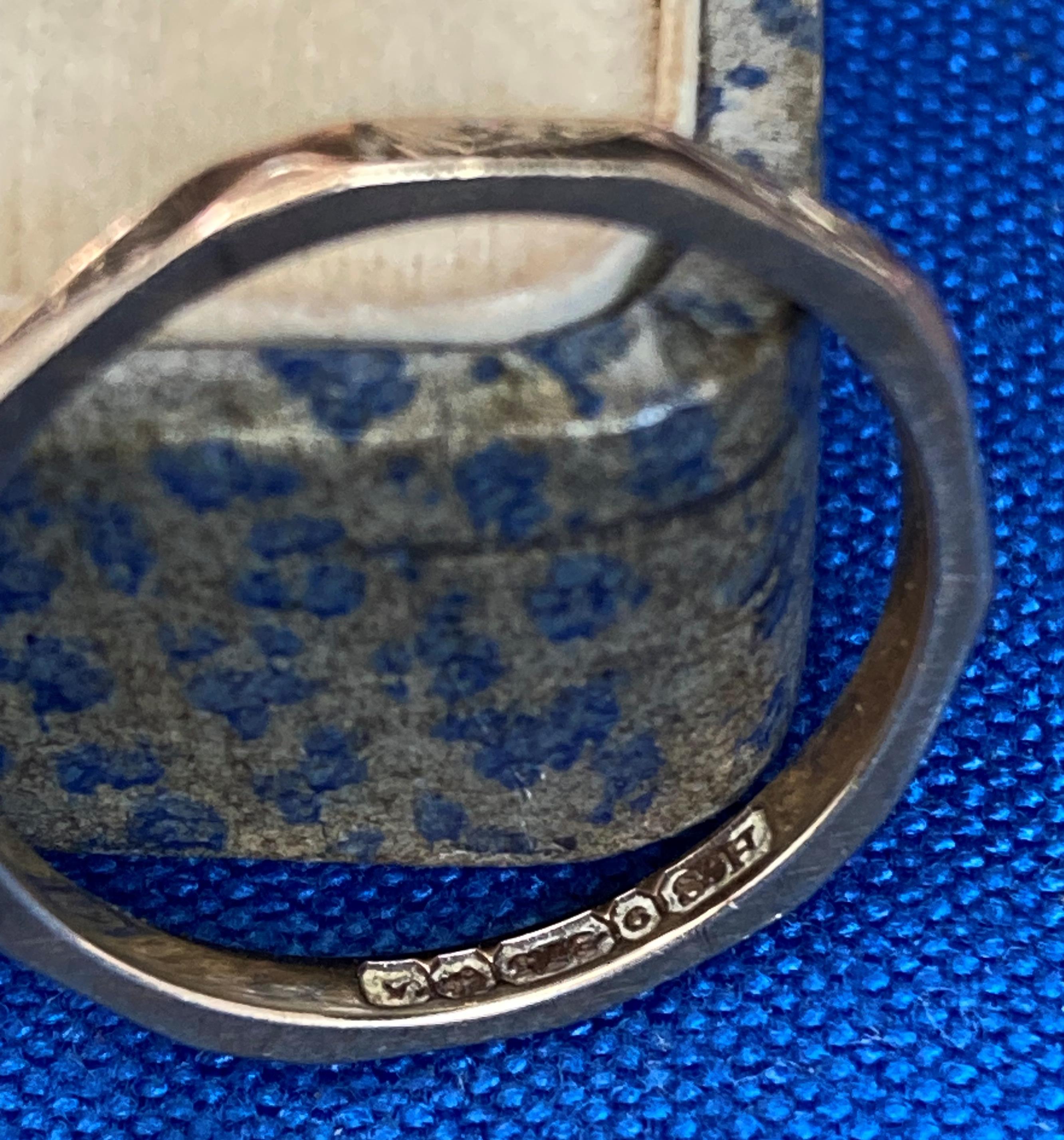 Contents to tray - a 9ct gold (375) wedding band with etched design (size O - weight: 1. - Image 2 of 4