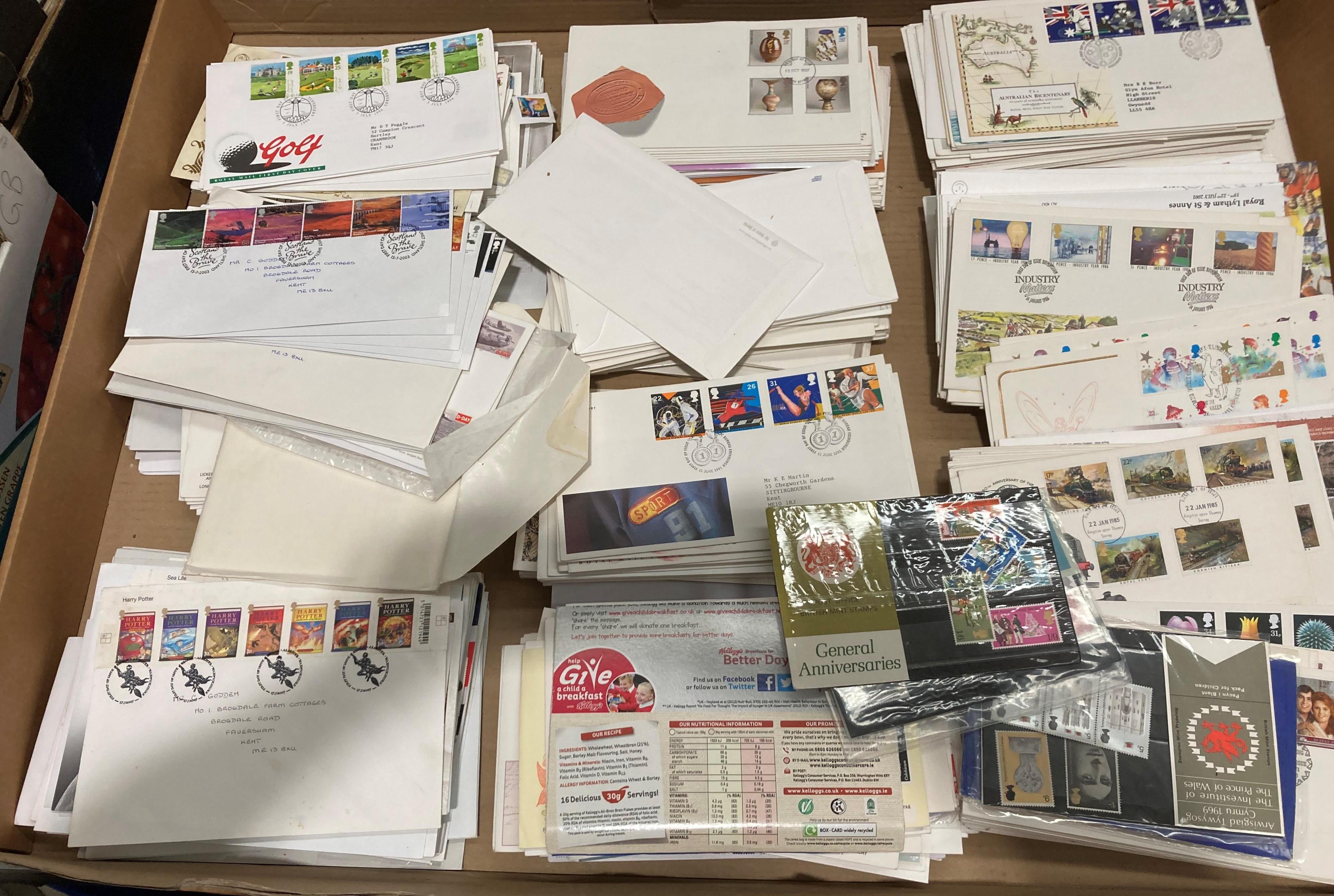 Contents to large tray - large quantity of First Day Covers (saleroom location: S2 table QB04)