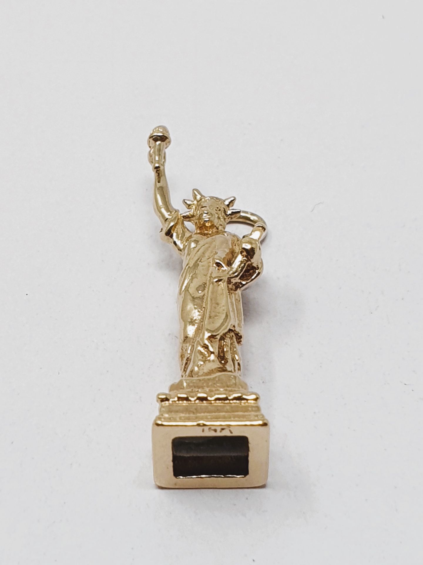 Vintage Statue of Liberty charm stamped 14K, gross weight 5. - Image 2 of 2