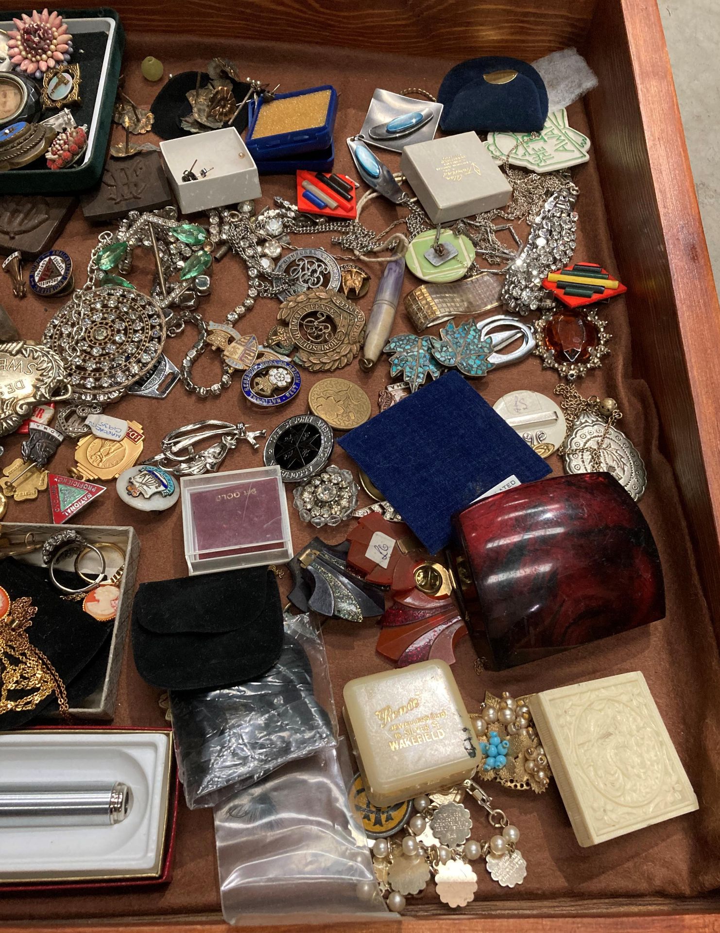 Sloped glass-top display cabinet (46 x 46cm) and contents - assorted vintage brooches, badges, - Image 3 of 3