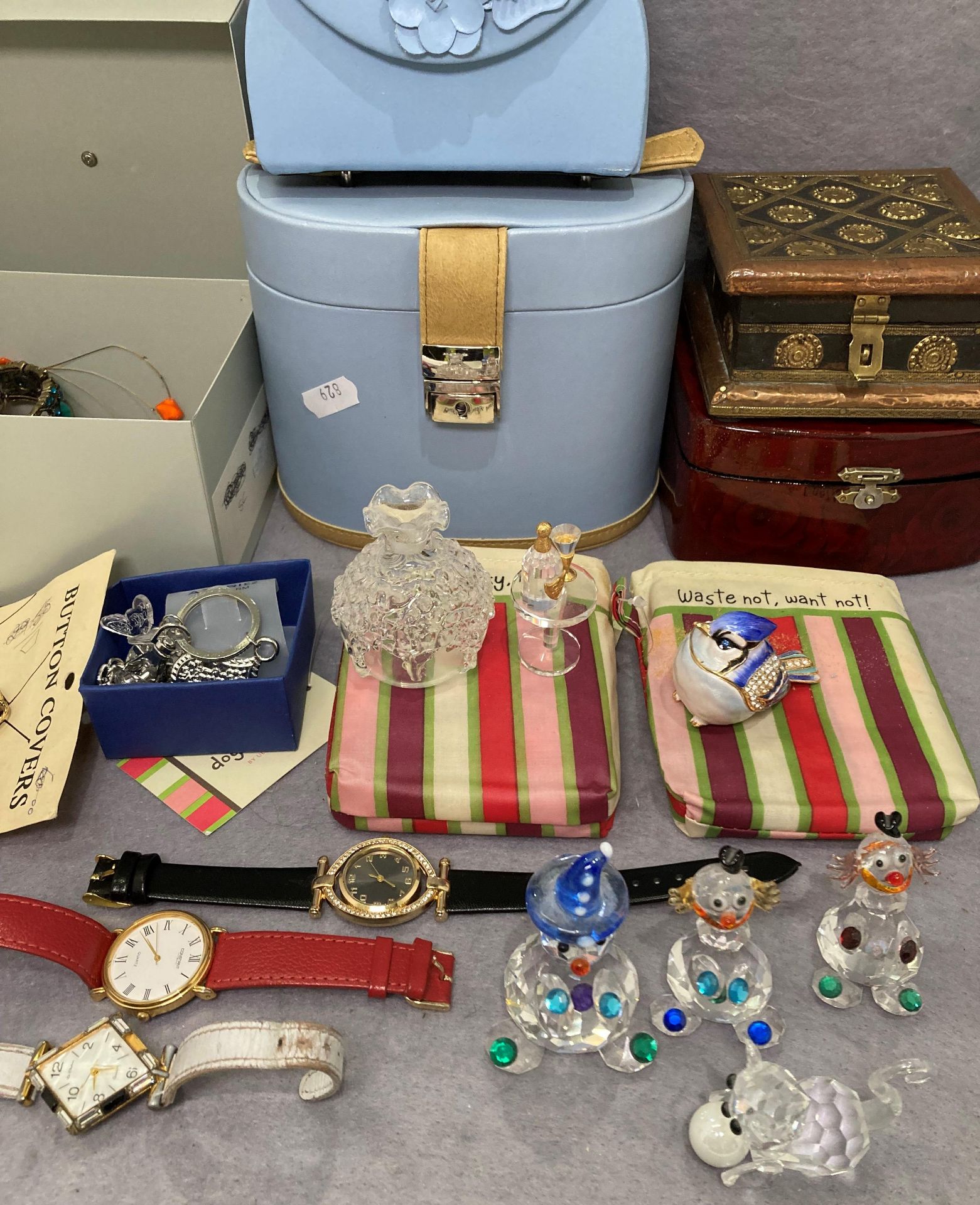 Contents to basket - assorted costume jewellery including watches, brooches, necklaces, - Image 3 of 3