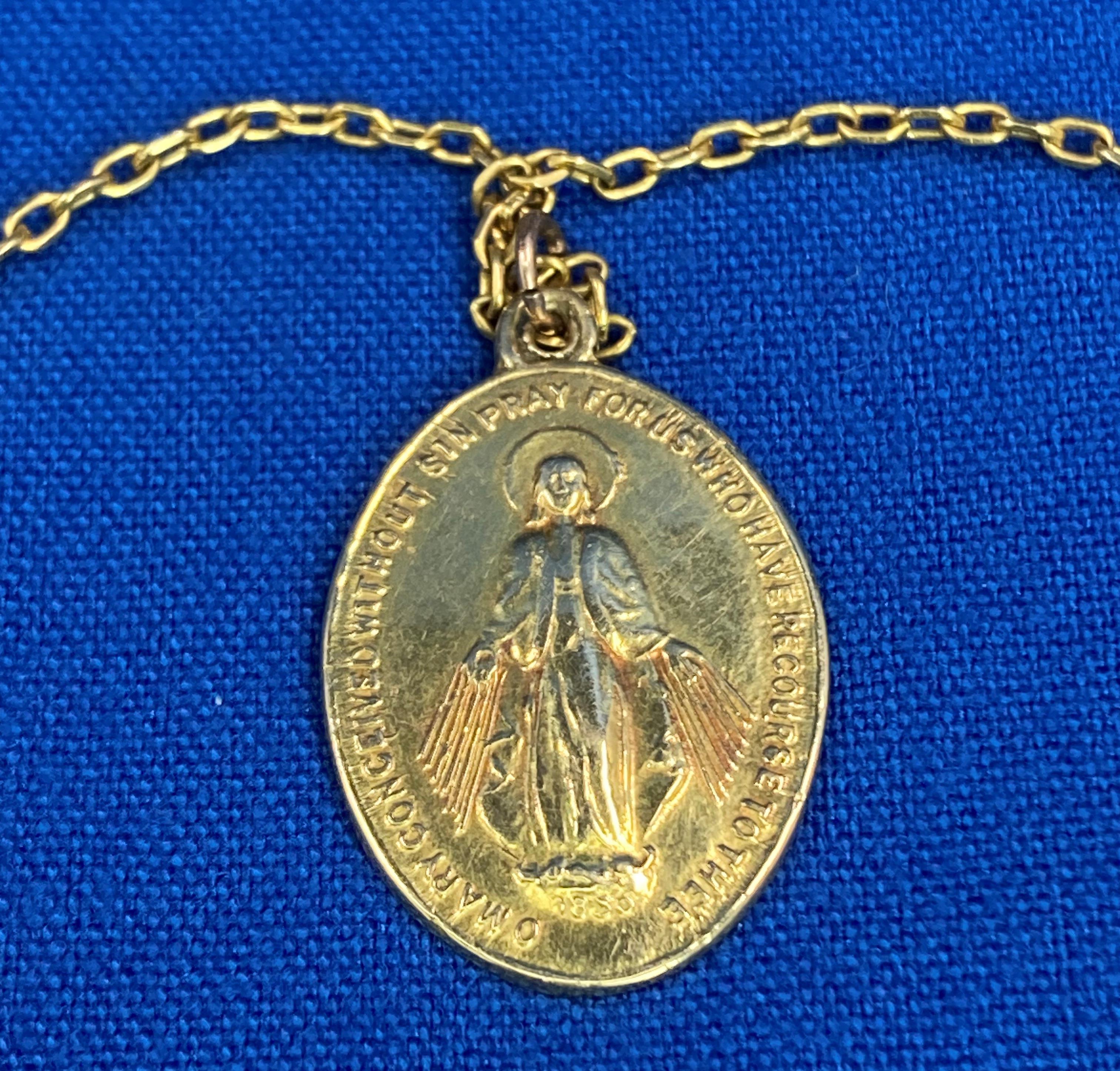 18ct gold Miraculous Medal and chain (20" long). Weight: 11. - Image 4 of 4