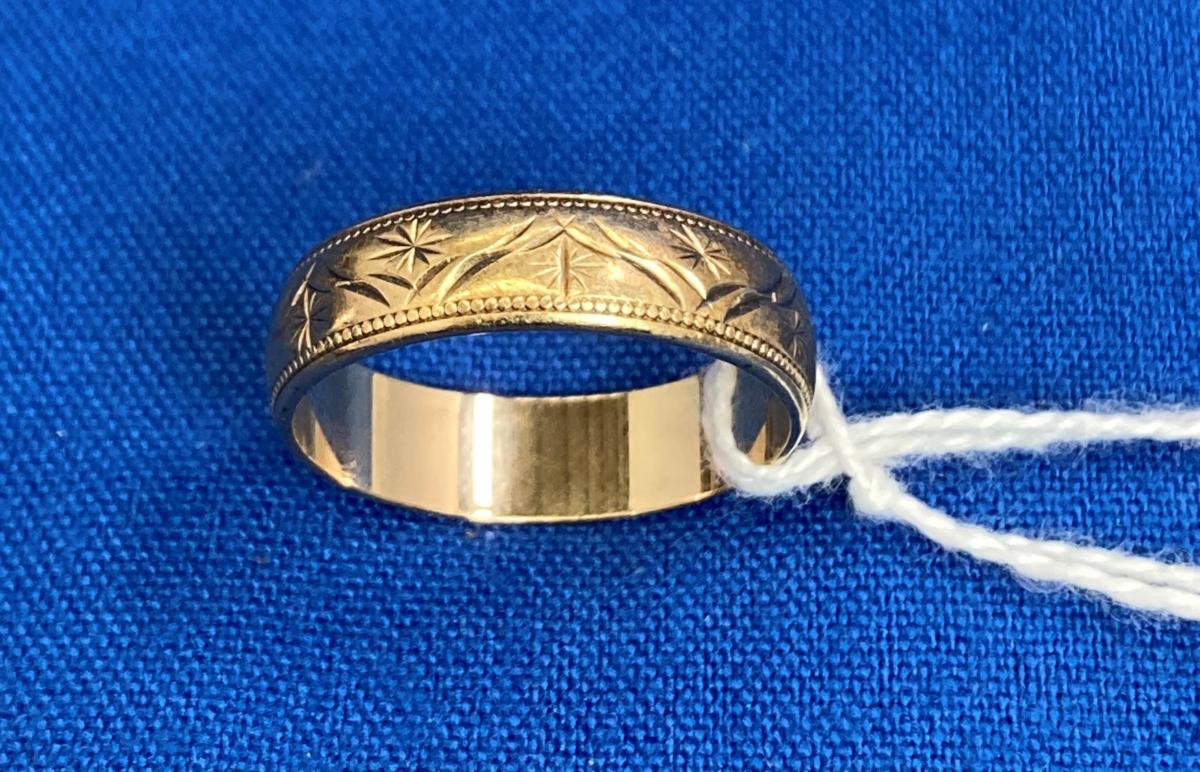 9ct gold (375) wedding band with etched scrolling design, size U. Weight: 4.