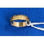 9ct gold (375) wedding band with etched scrolling design, size U. Weight: 4.