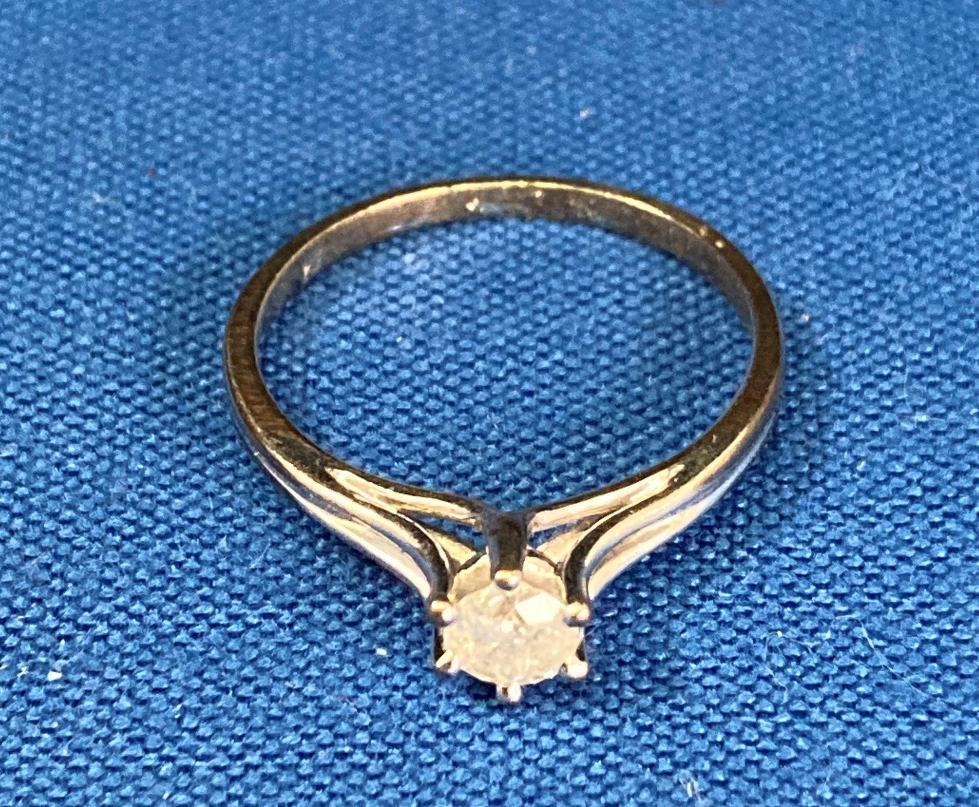 9ct white and yellow gold solitaire diamond ring, size P. Weight: 2.