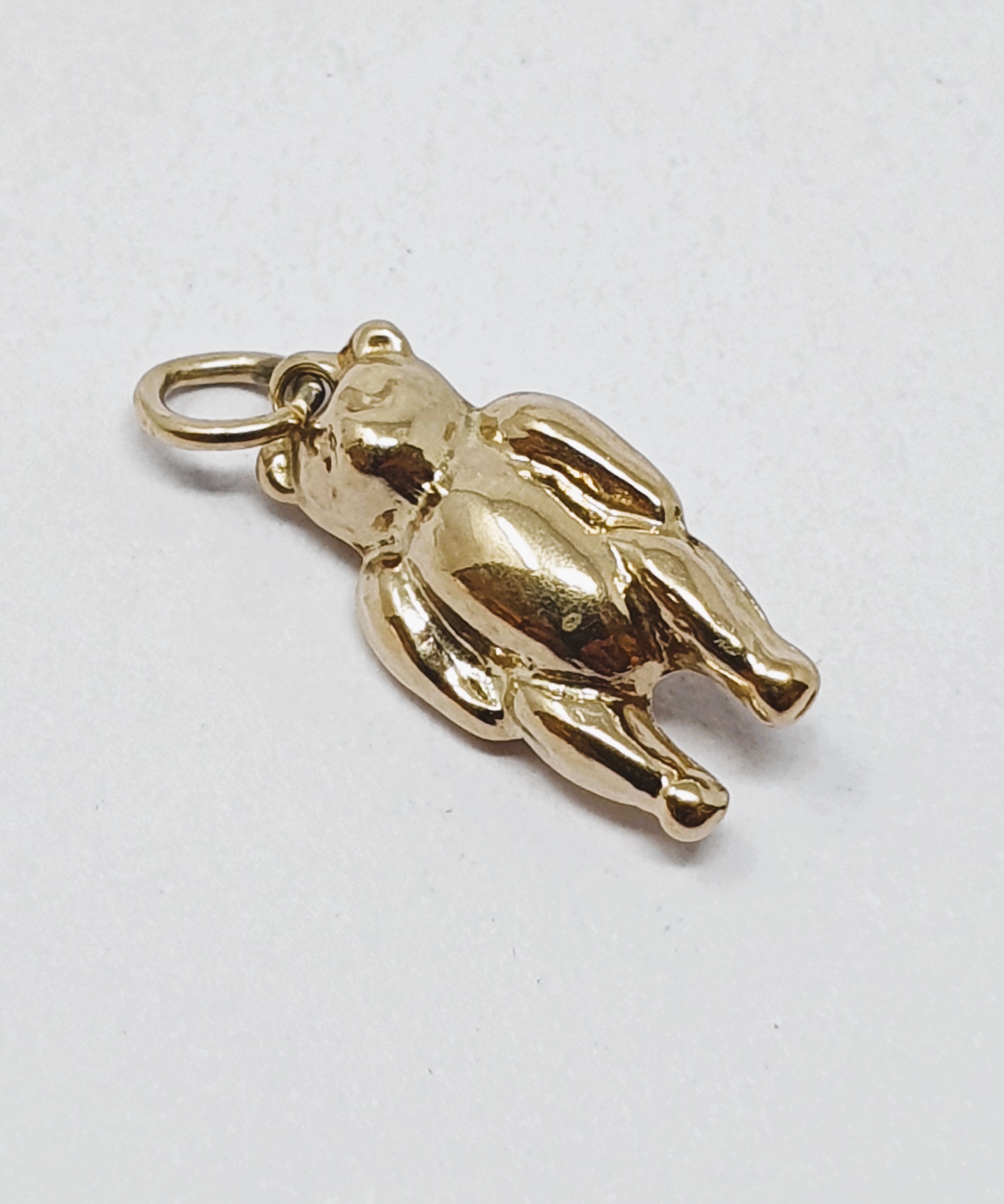 9ct gold vintage Winnie the Pooh bear charm, gross weight 0.