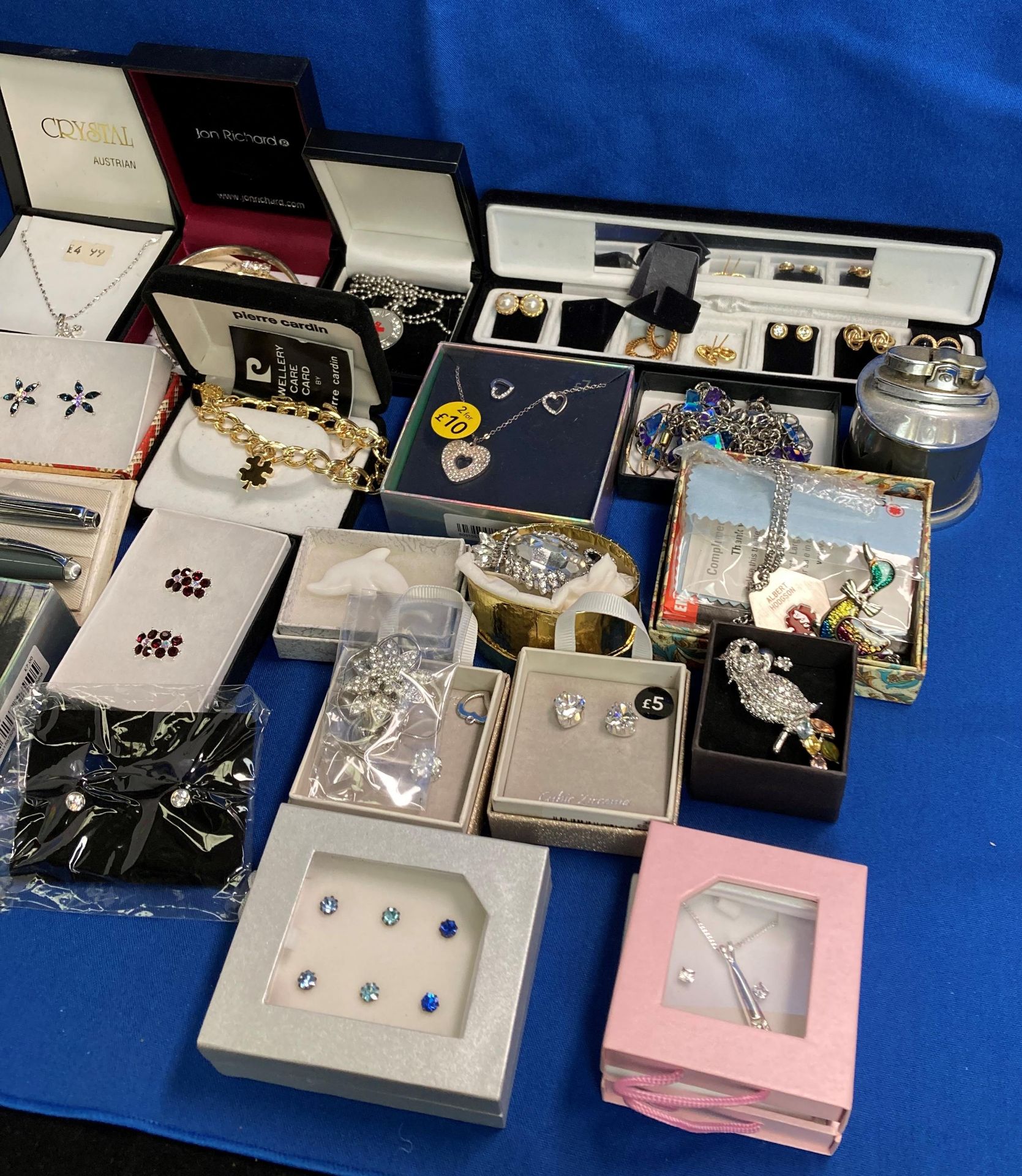 Contents to tray - large quantity of assorted costume jewellery including gold tone earrings (no - Image 3 of 3