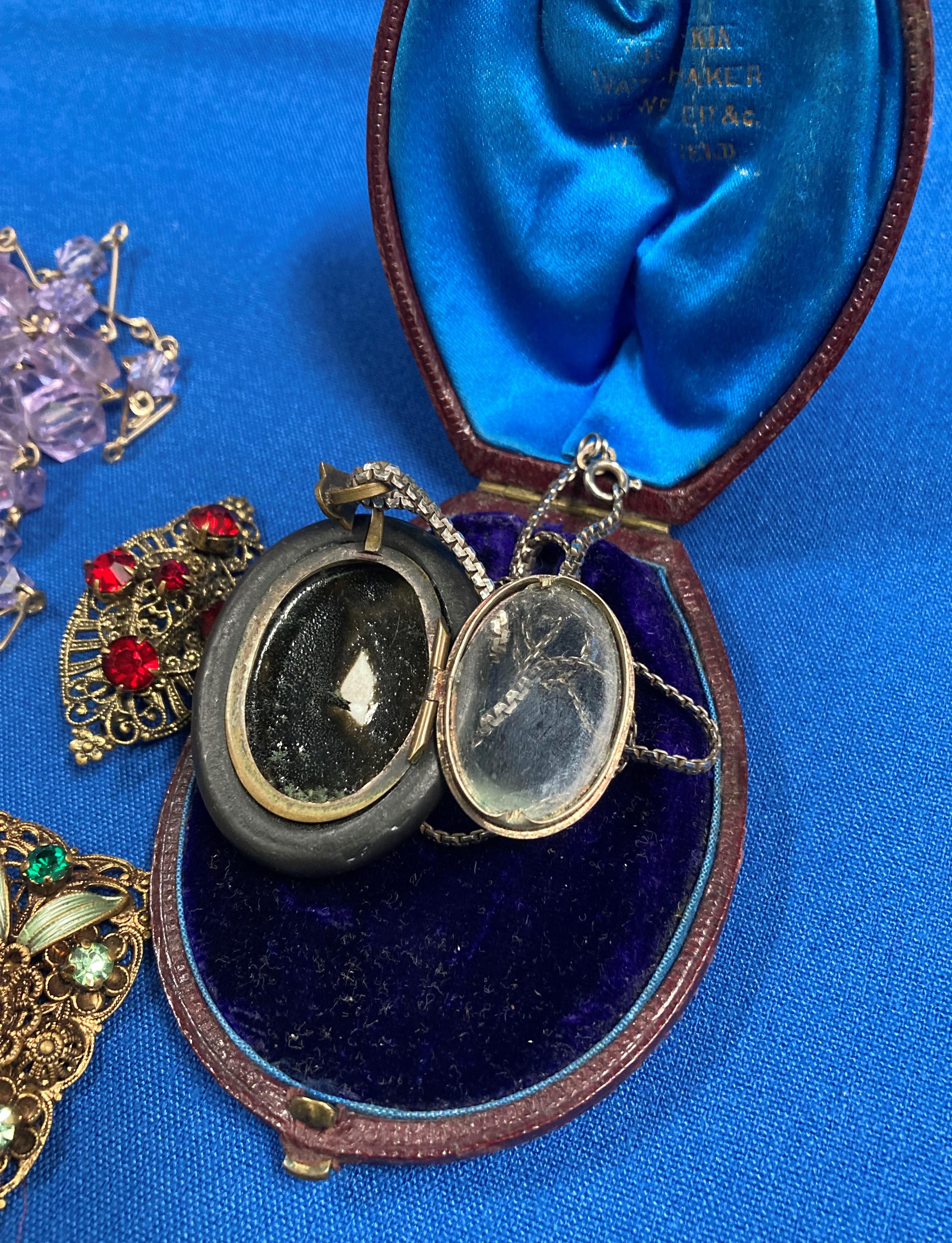 Contents to bag - a vintage black locket with floral design with a sterling silver (. - Image 2 of 3