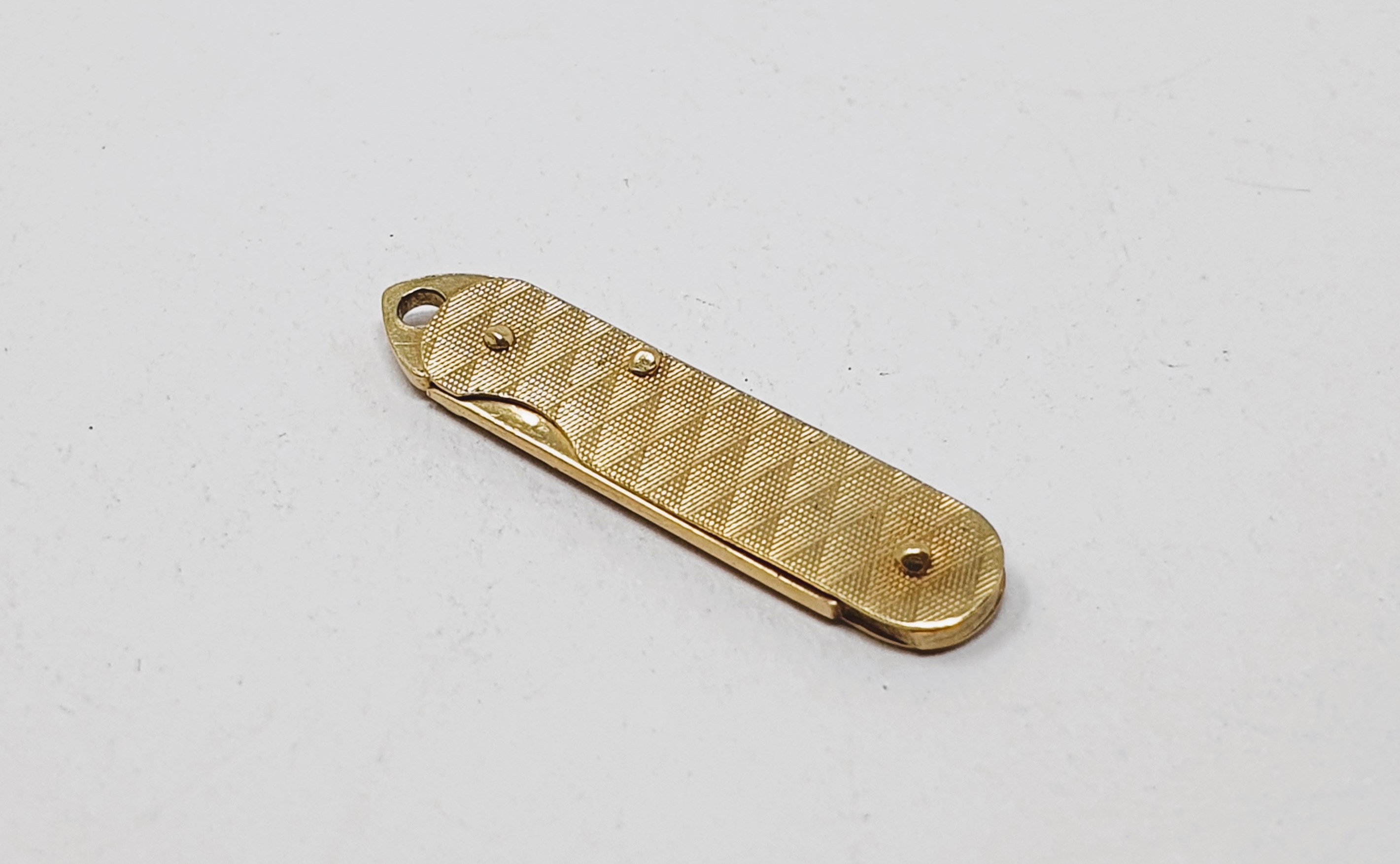 9ct gold vintage pen-knife charm, gross weight 2.