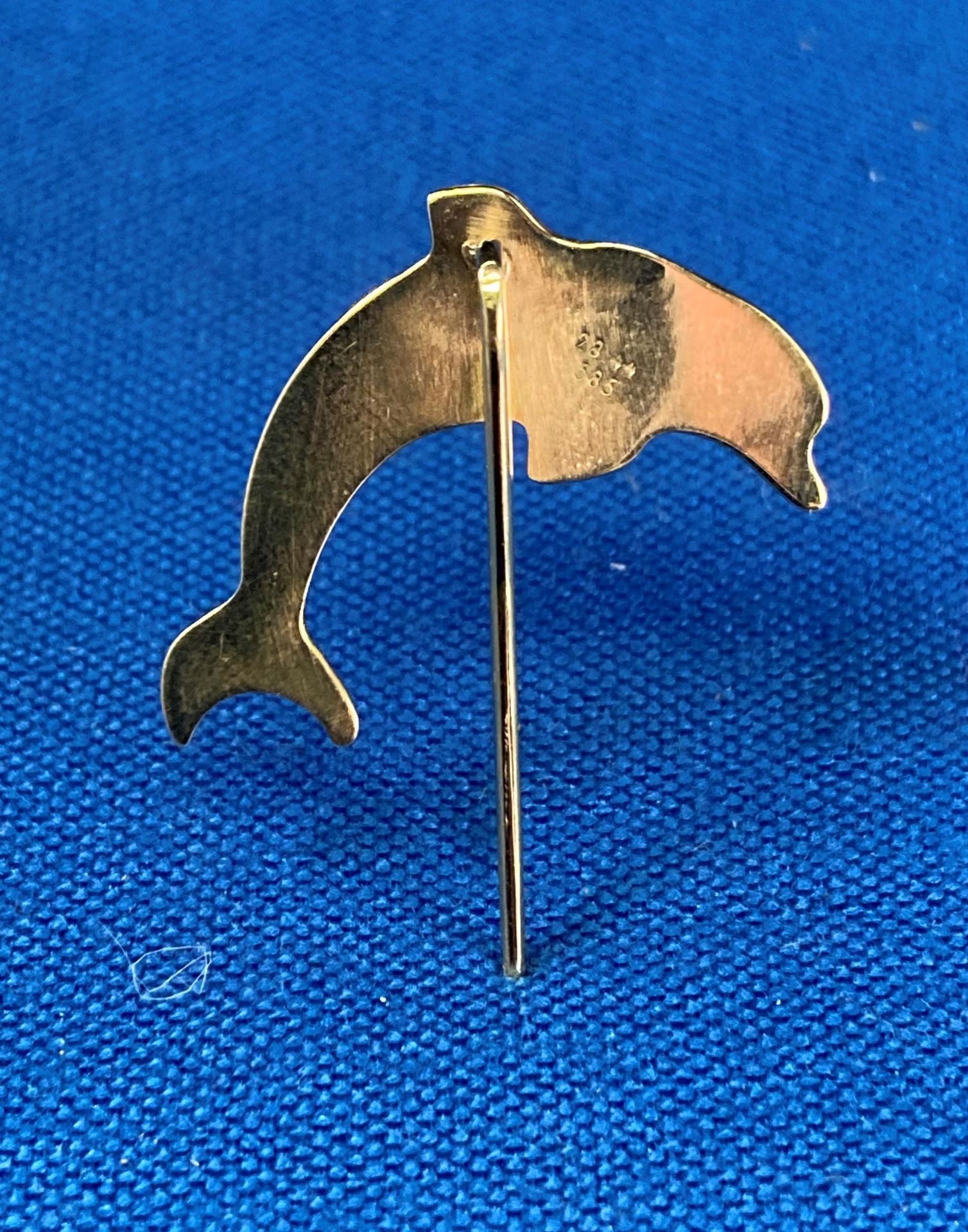 14ct gold (585) dolphin pin brooch/tie pin. Weight: 1. - Image 2 of 3