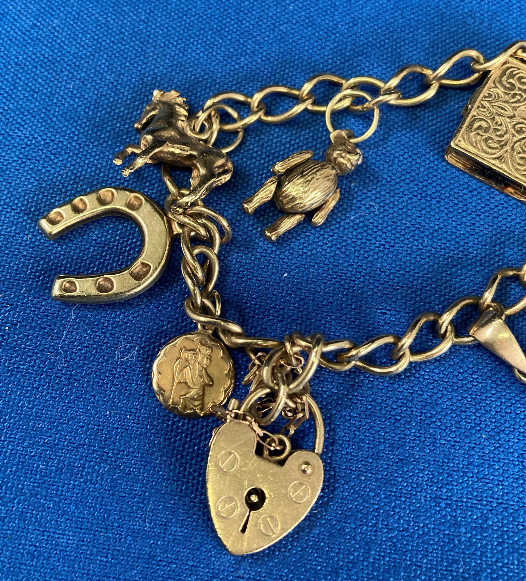 9ct gold charm gate bracelet with heart-shaped clasp and charms, 7" long. - Image 3 of 5