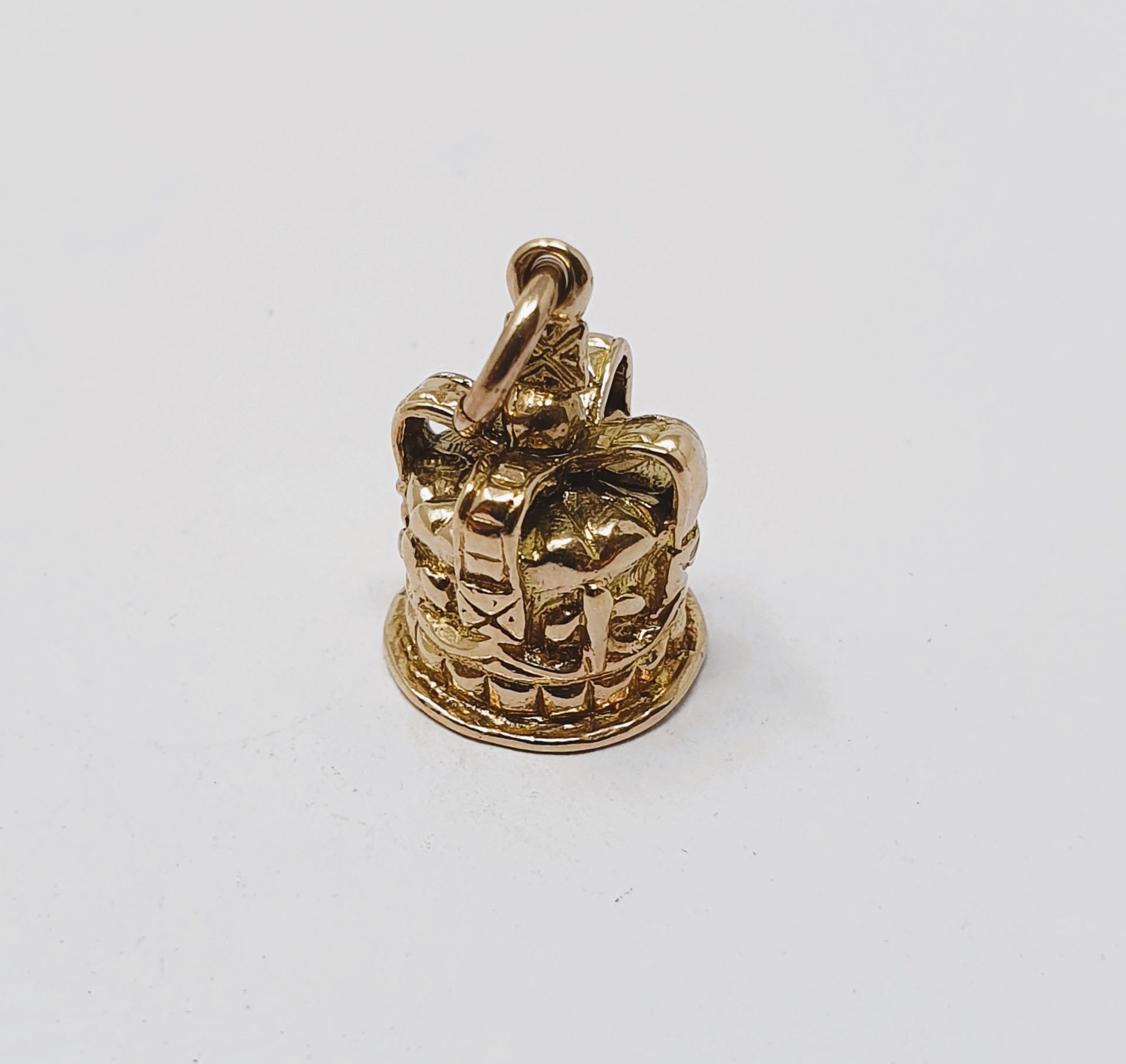 9ct gold vintage crown charm, gross weight 3. - Image 2 of 2