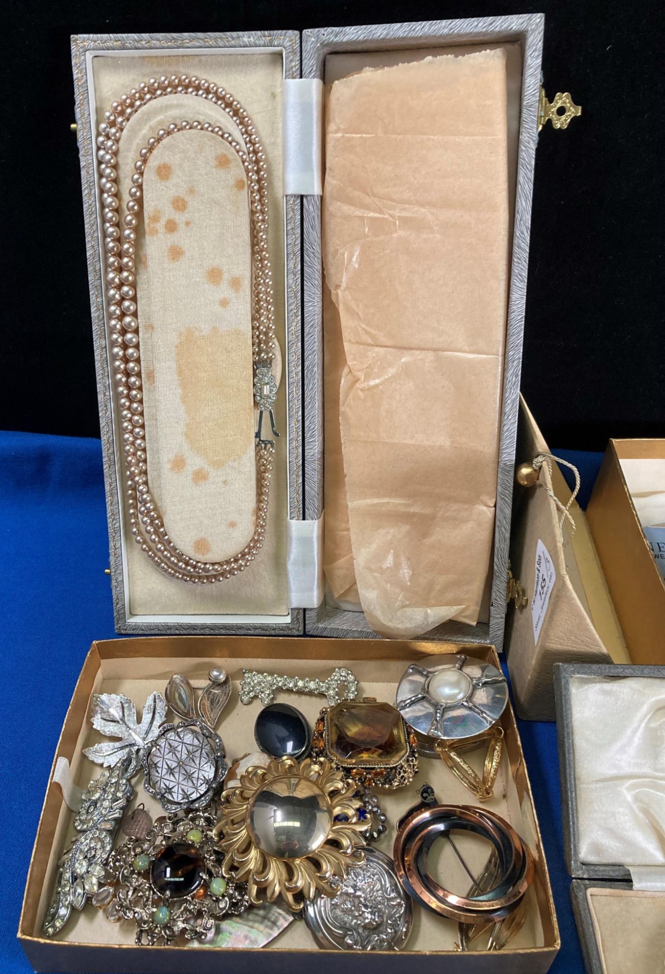 Cardboard jewellery box and contents - costume jewellery, Sterling Silver brooches by A&K Denmark, - Image 2 of 4