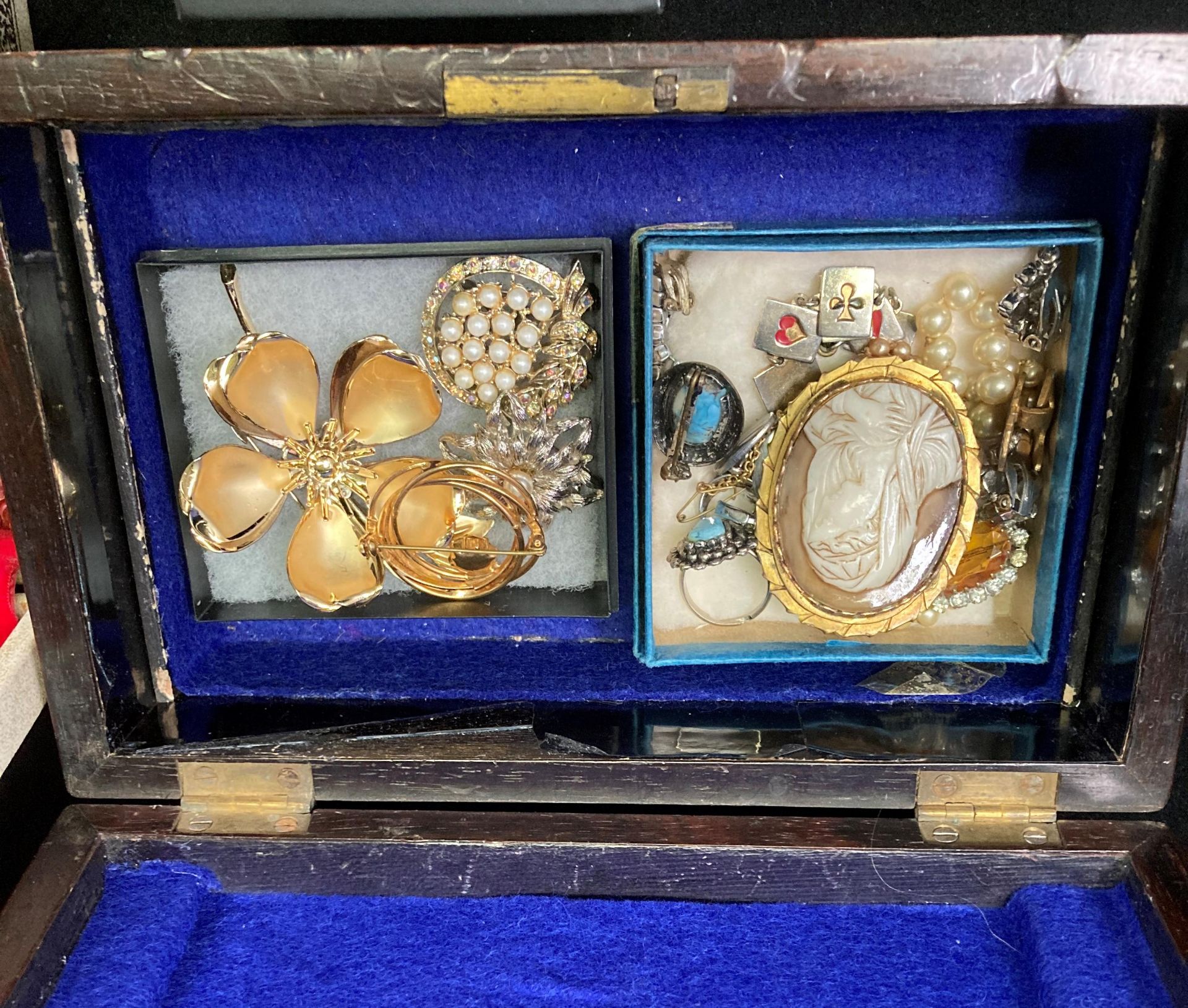 Contents to box and jewellery boxes - assorted costume jewellery, cameo brooch, earrings, bracelets, - Image 3 of 4