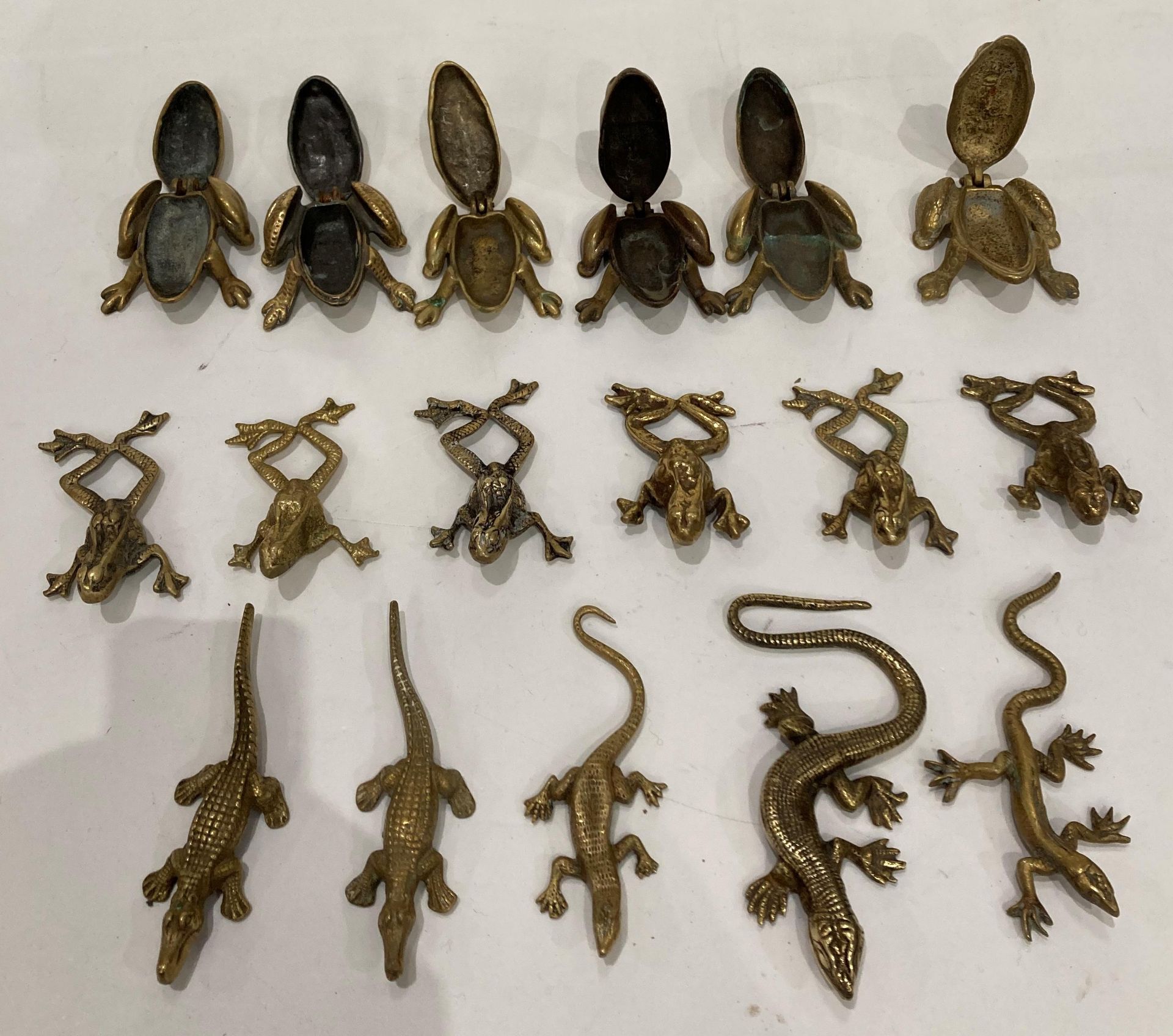 Seventeen brass animals including twelve frogs/toads, crocodiles and lizards, - Image 4 of 4