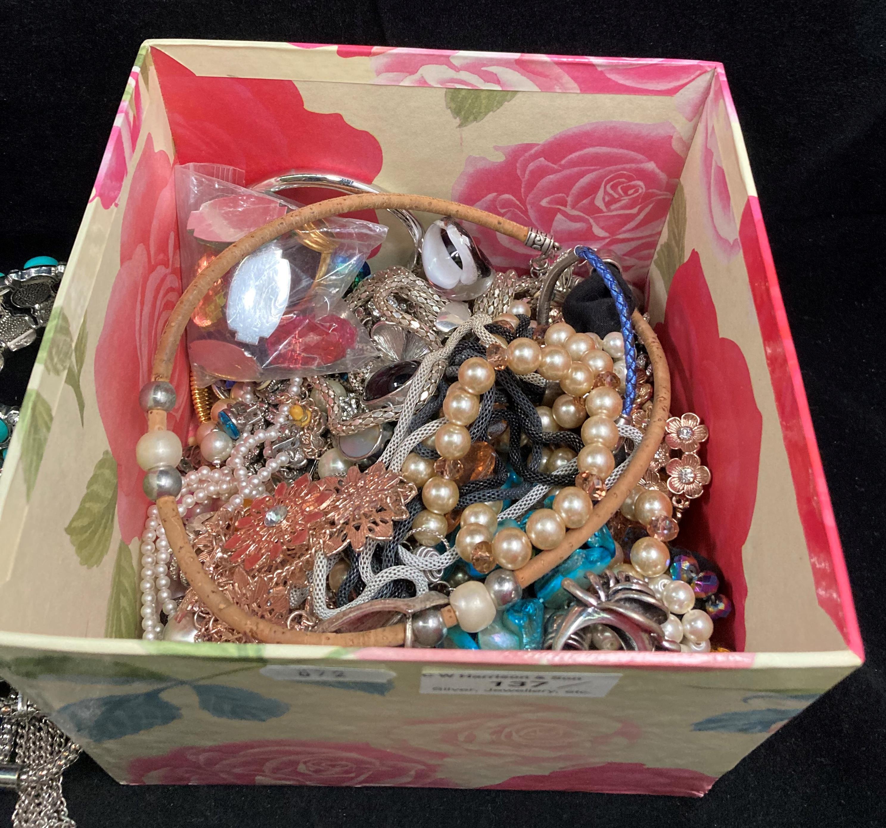 Contents to box - assorted jewellery including gold and silver tone rings (not tested), necklaces, - Image 2 of 3
