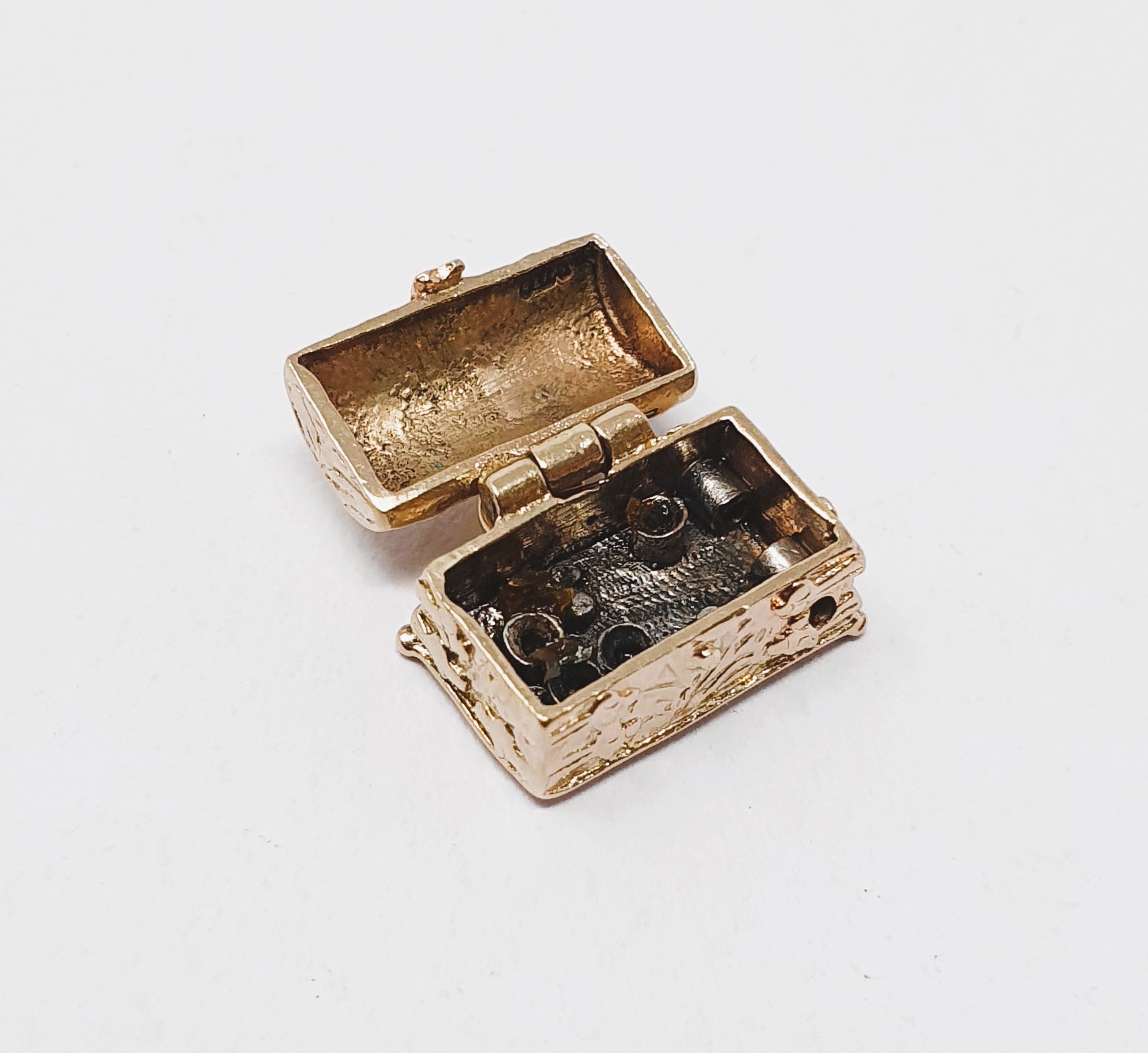 9ct gold vintage treasure chest charm, gross weight 3. - Image 2 of 2