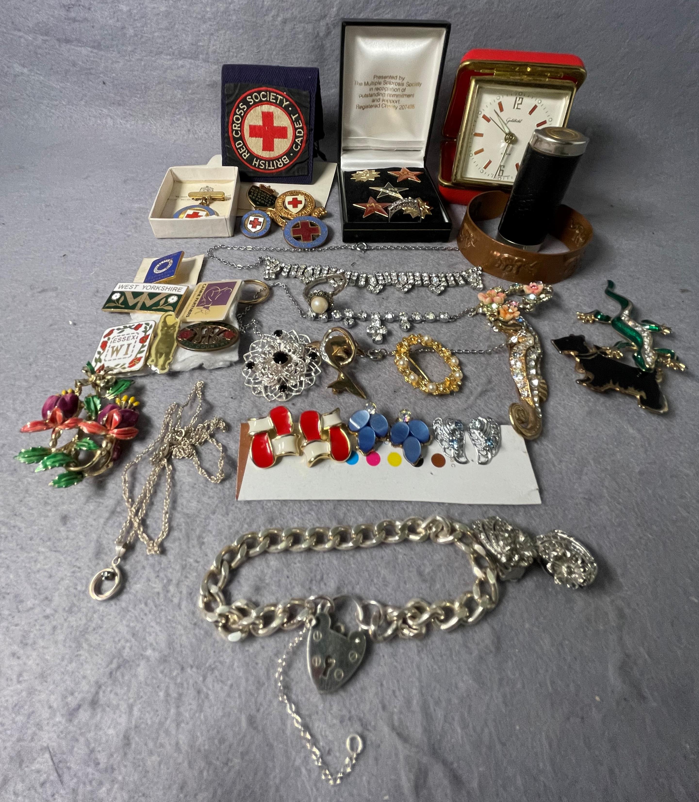 Contents to box - assorted jewellery including a silver hallmarked chain,