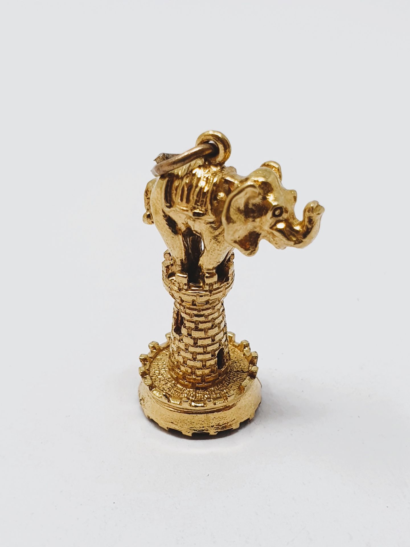 9ct gold vintage 'elephant & castle' sardonyx fob charm, gross weight 9.