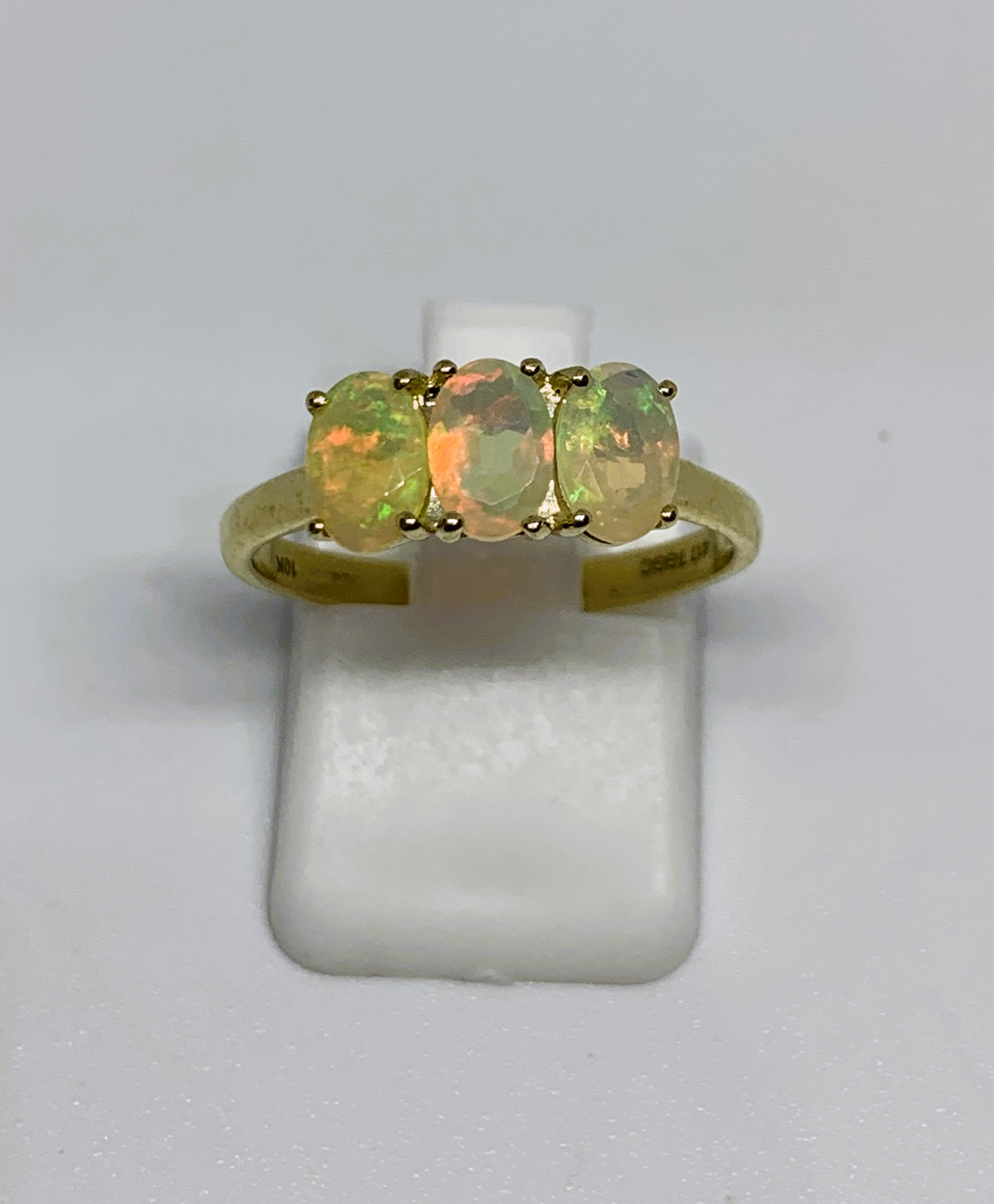 9ct gold trilogy faceted opal ring, finger size N, gross weight 2.