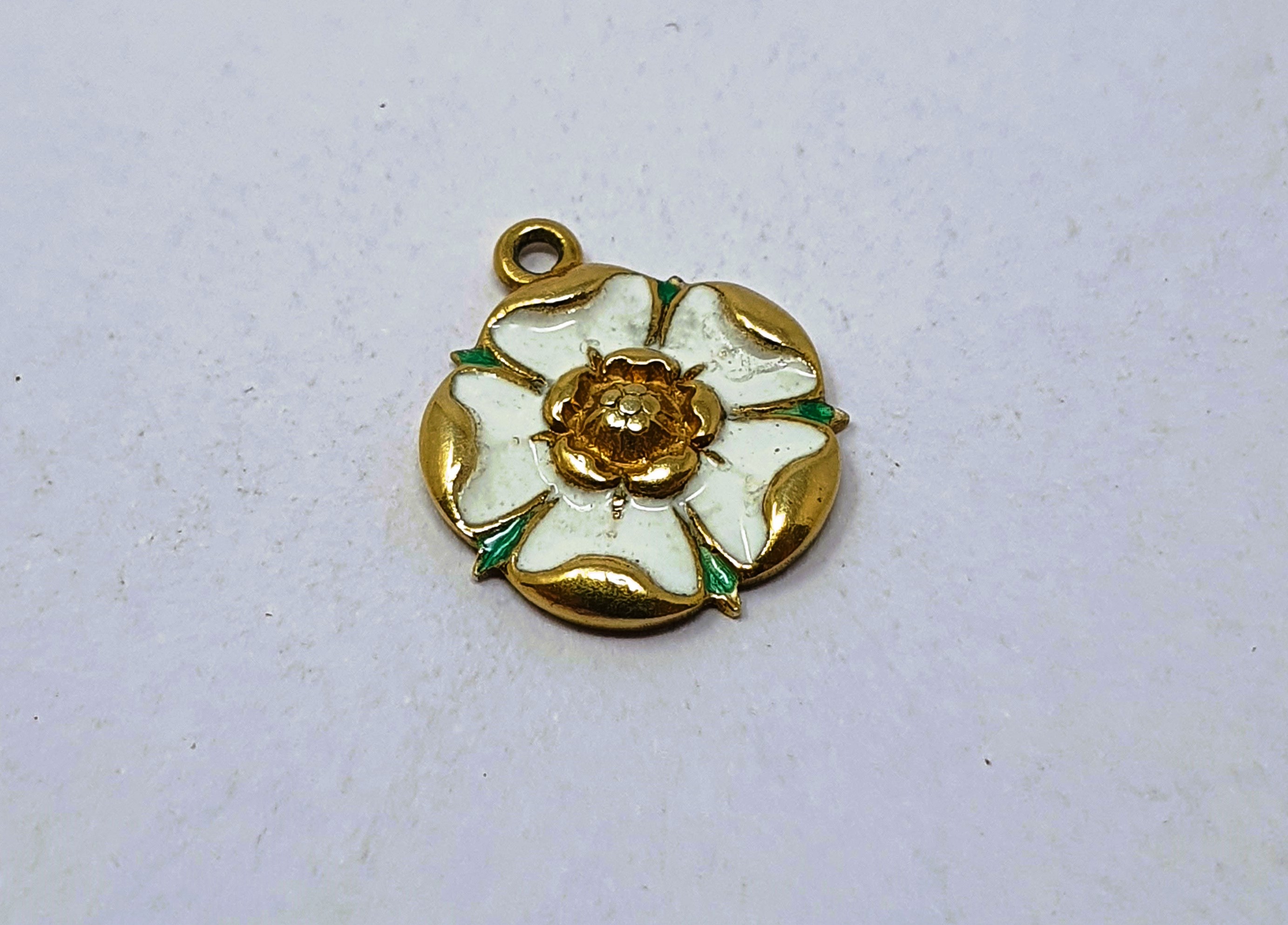 9ct gold vintage enamelled Yorkshire rose charm, gross weight 1.