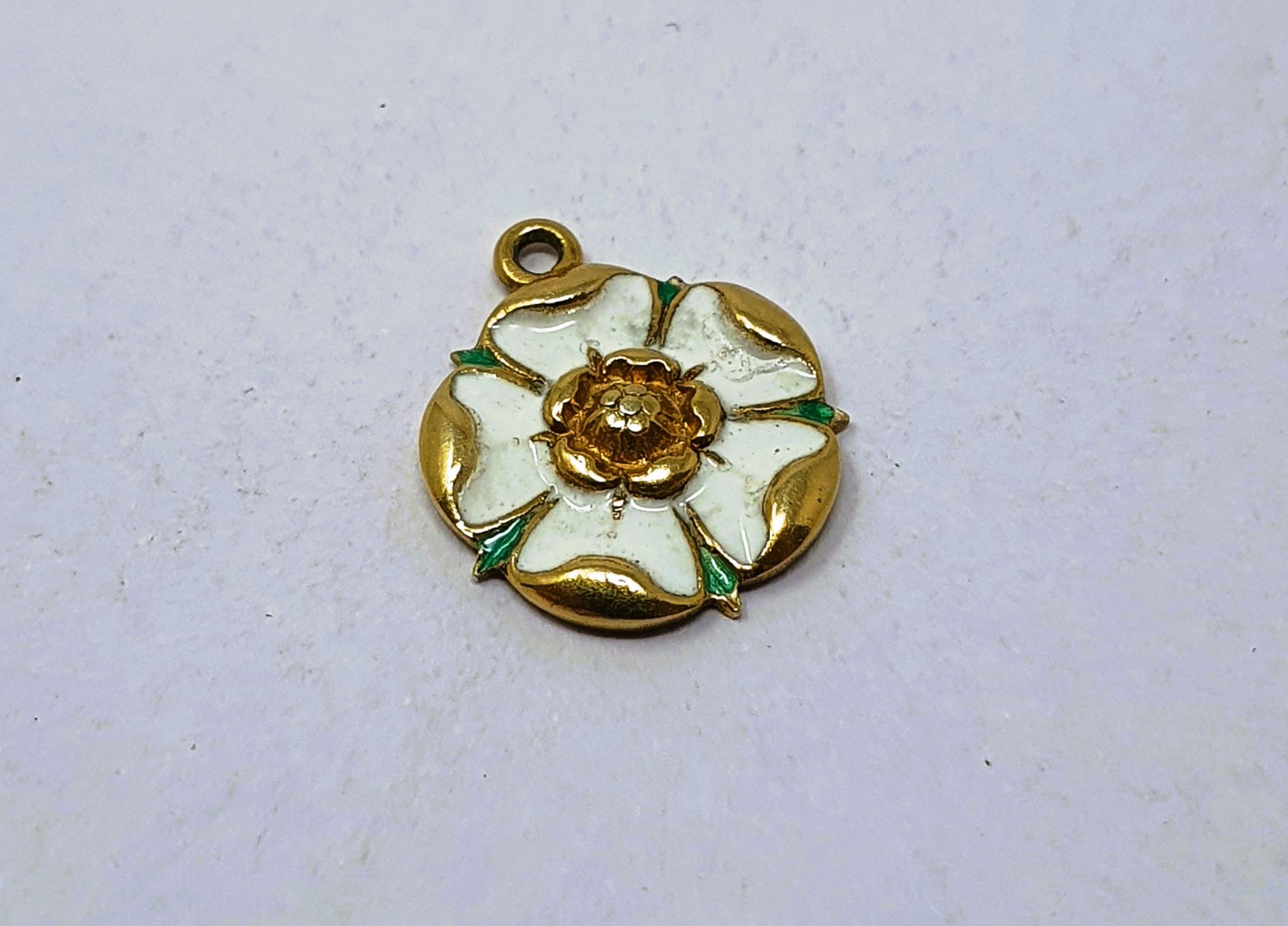 9ct gold vintage enamelled Yorkshire rose charm, gross weight 1.