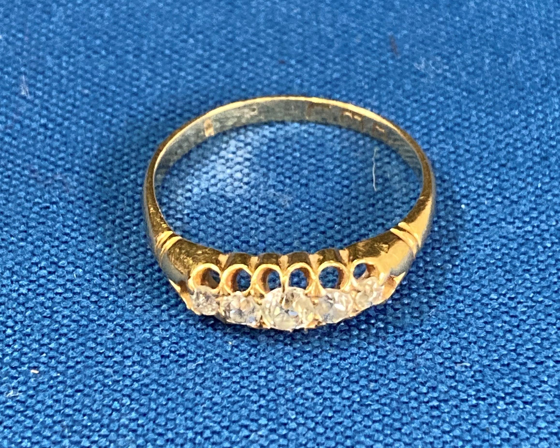 18ct gold vintage diamond ring set with five diamonds and pierced head, size O. Weight: 2.