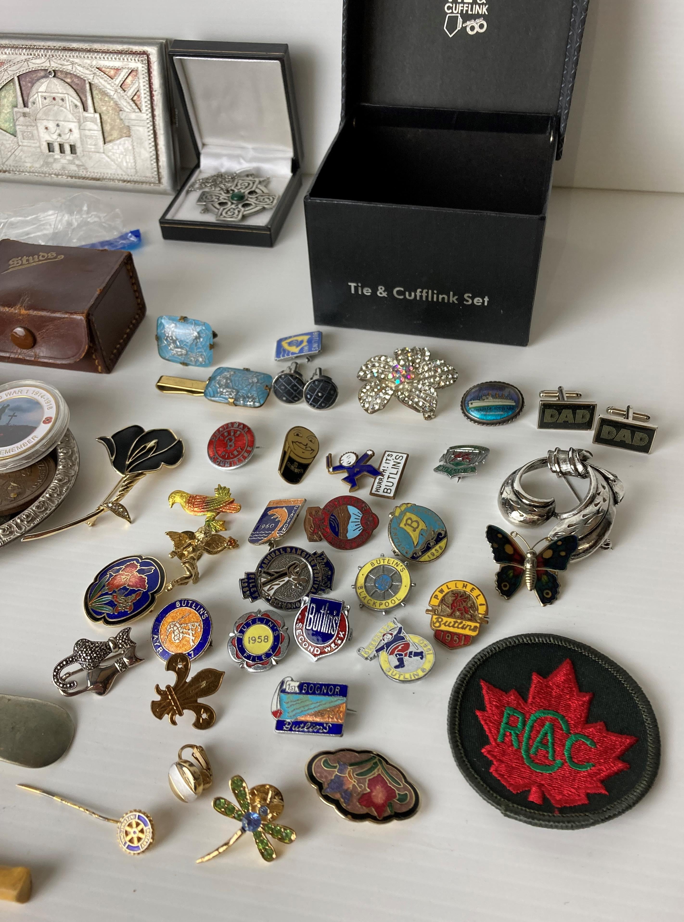 Contents to box - assorted coins, badges, cufflinks, pewter Celtic cross with green stone, - Image 2 of 6