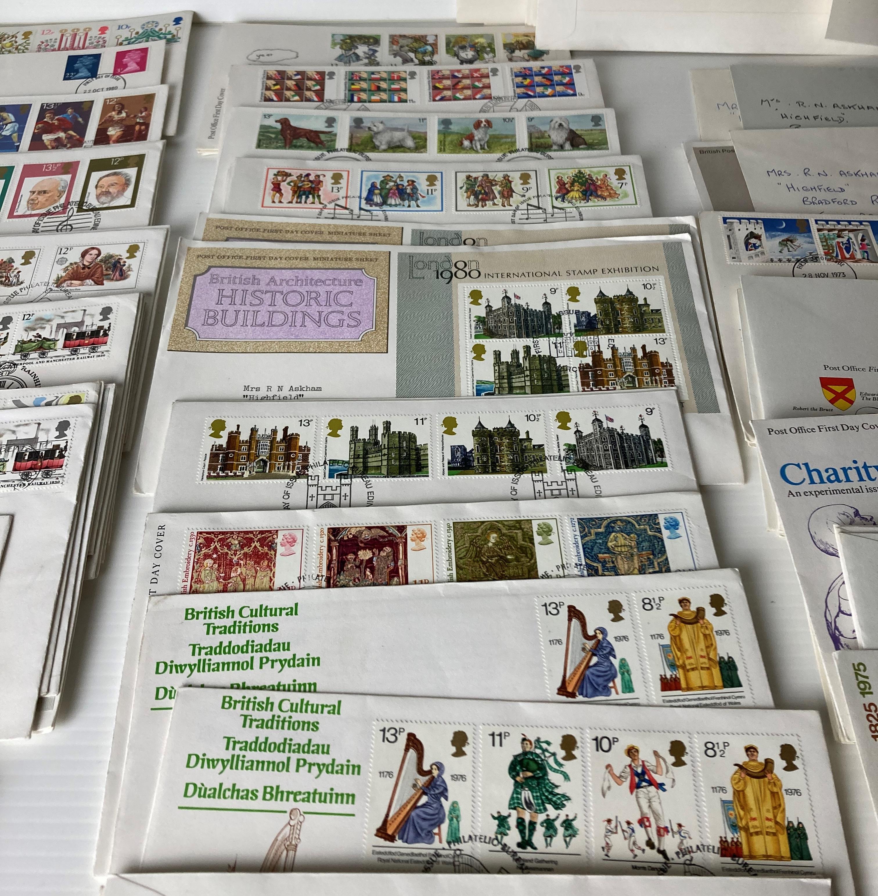 Approximately eighty-five First Day of Issue Philatelic Bureau (1972-1980) including Christmas, - Bild 3 aus 4