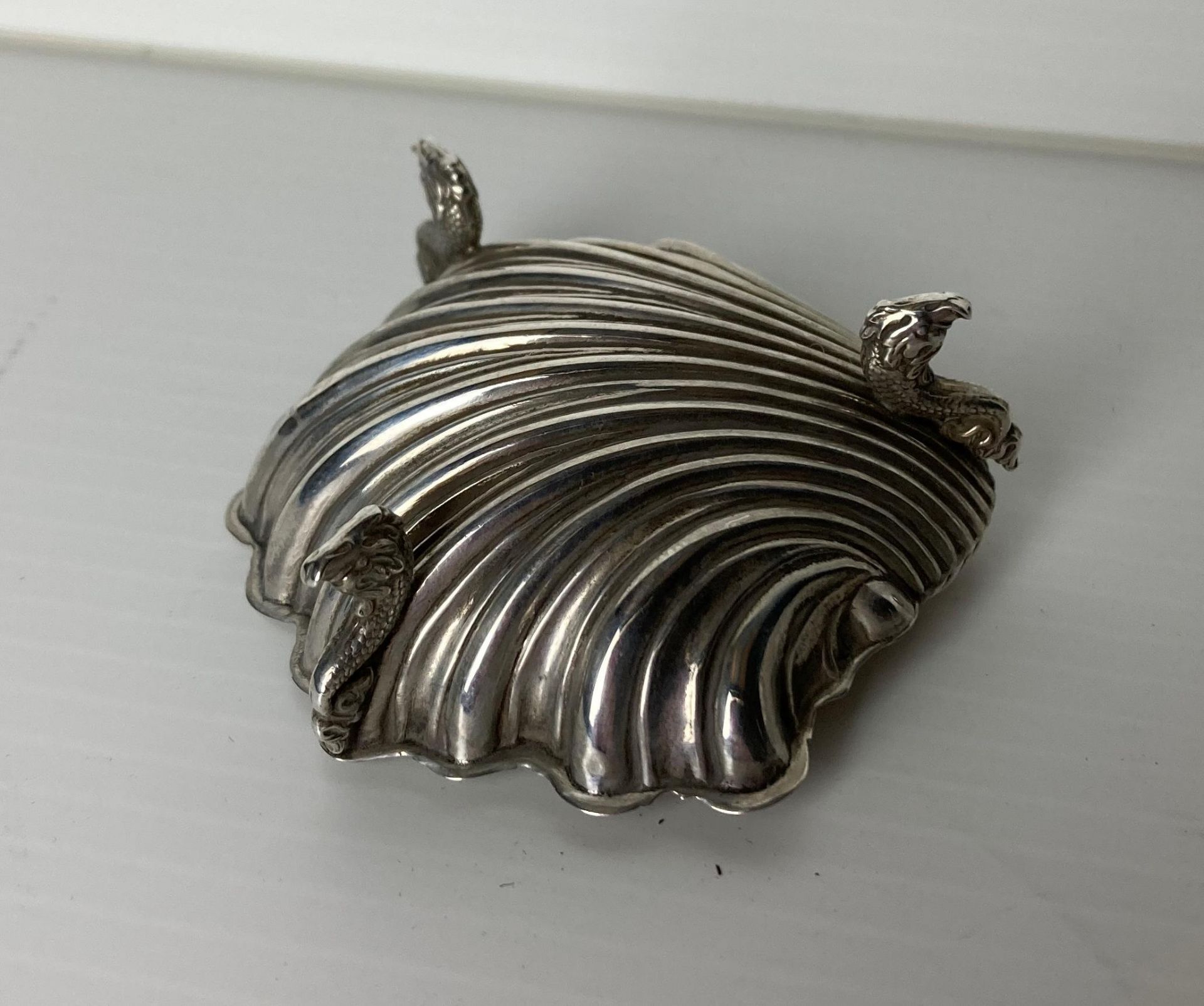 A vintage silver (1901, Birmingham) clam shell standing on fish legs by R. - Image 2 of 8