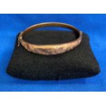 9ct gold (375) bangle with etched design and dents to top. Weight: 6.