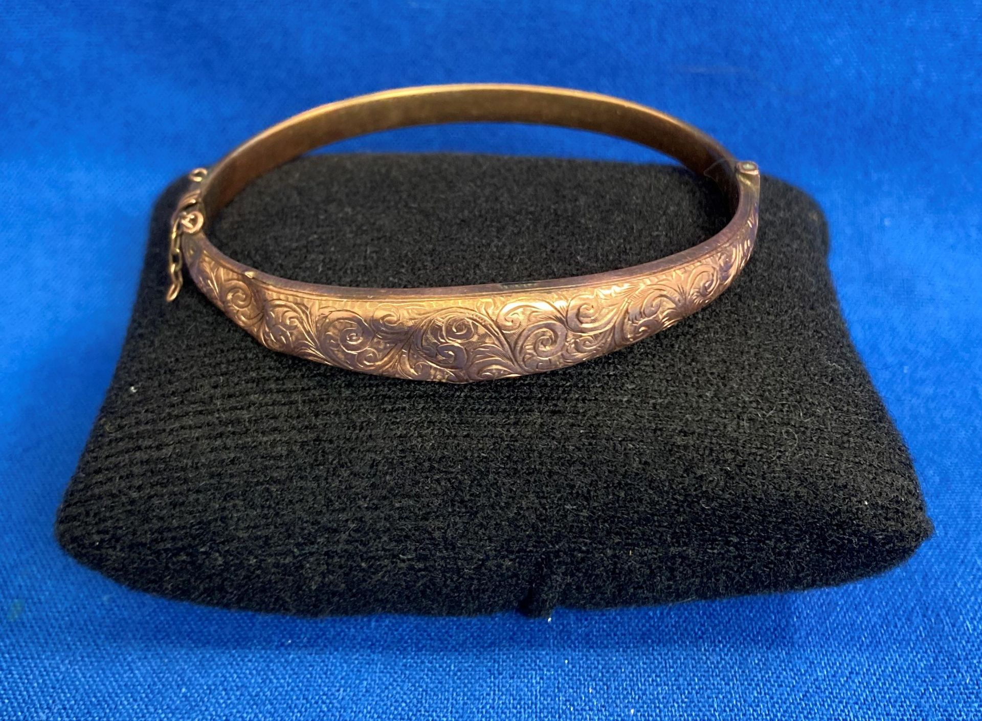 9ct gold (375) bangle with etched design and dents to top. Weight: 6.