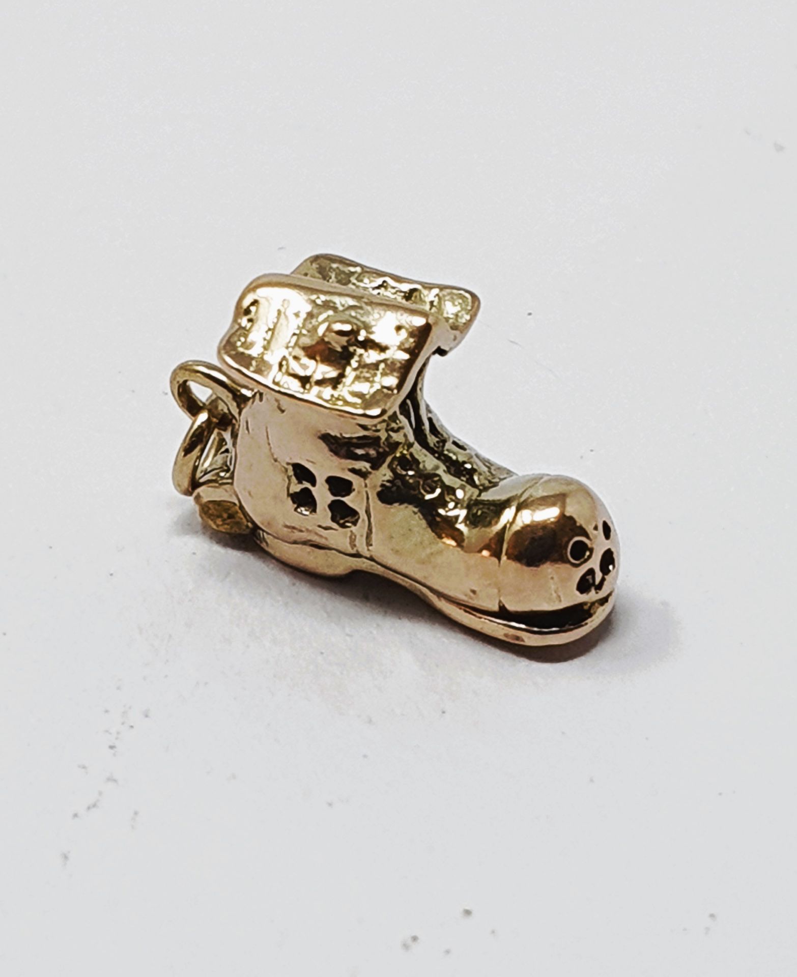9ct gold vintage lady in shoe charm, gross weight 2.