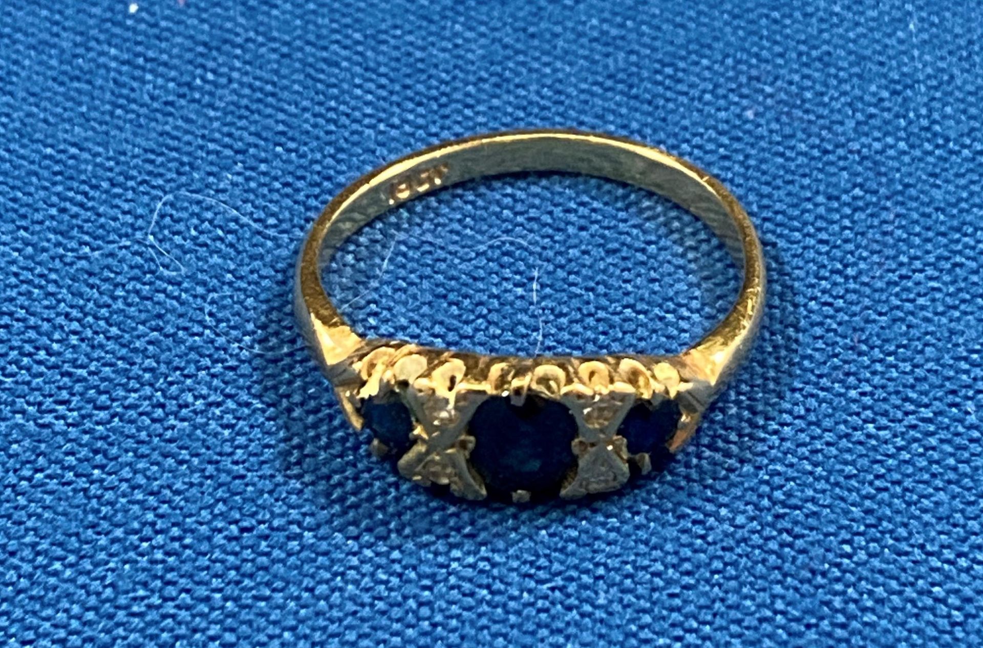 18ct gold, diamond and sapphire ring with three sapphires and four small diamonds (size O).