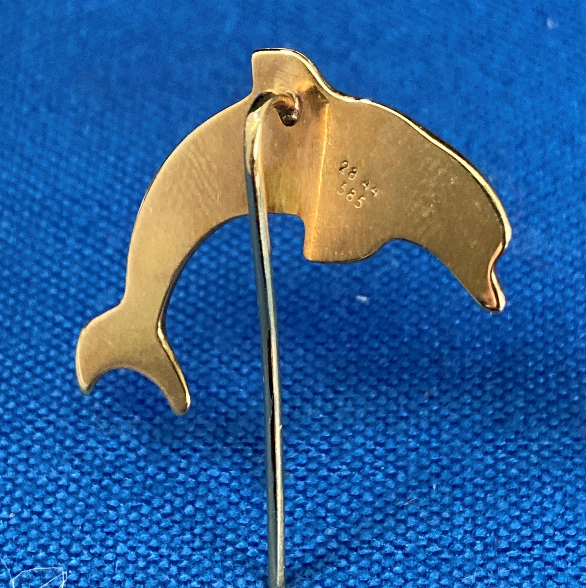 14ct gold (585) dolphin pin brooch/tie pin. Weight: 1. - Image 3 of 3