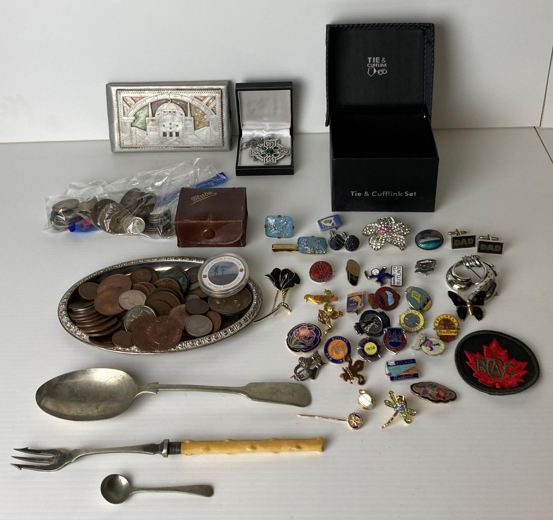 Contents to box - assorted coins, badges, cufflinks, pewter Celtic cross with green stone,