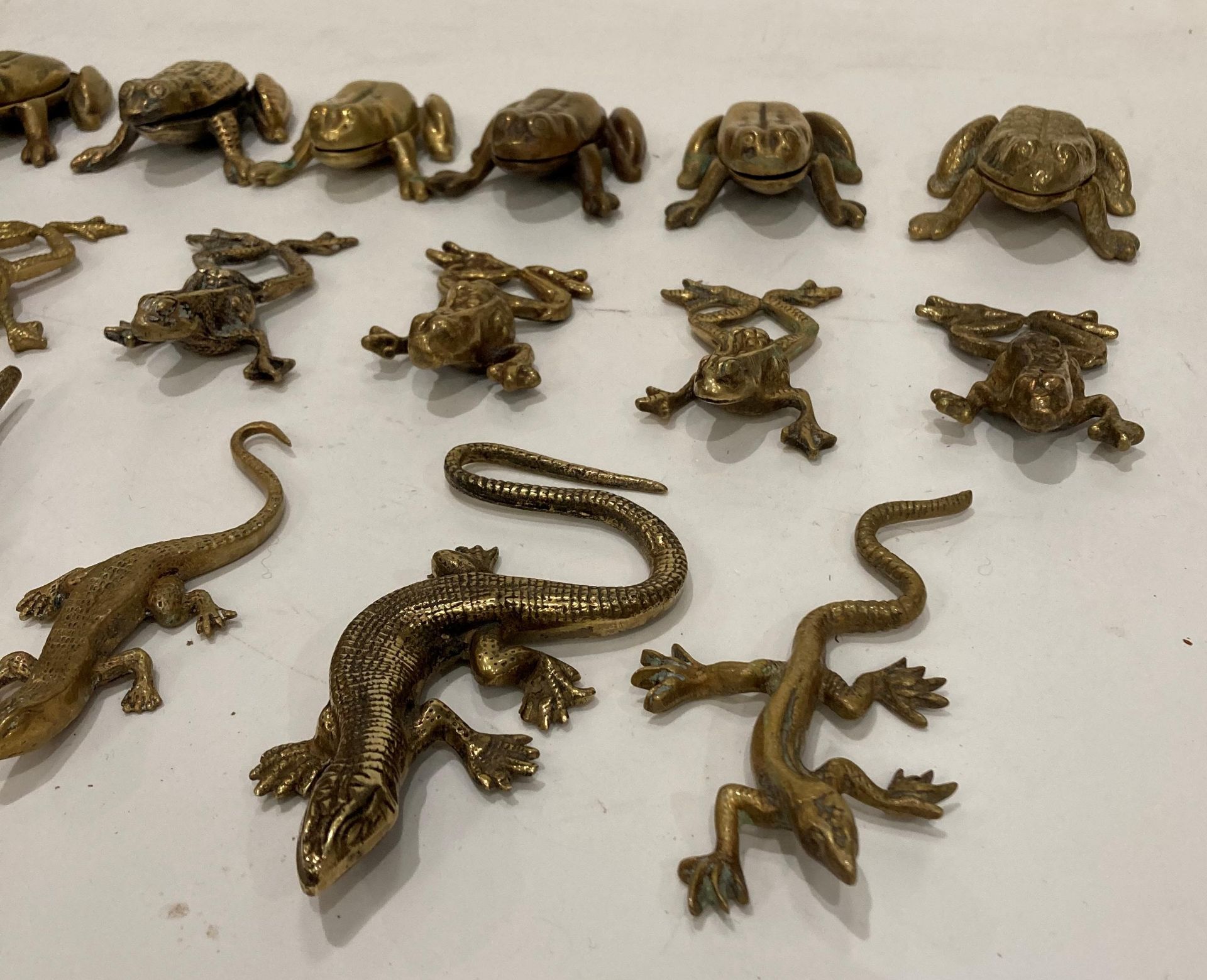Seventeen brass animals including twelve frogs/toads, crocodiles and lizards, - Image 3 of 4