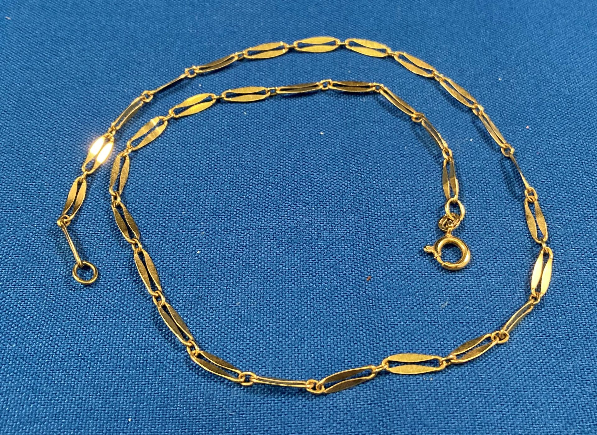 18ct gold (750) link chain, 16" long.