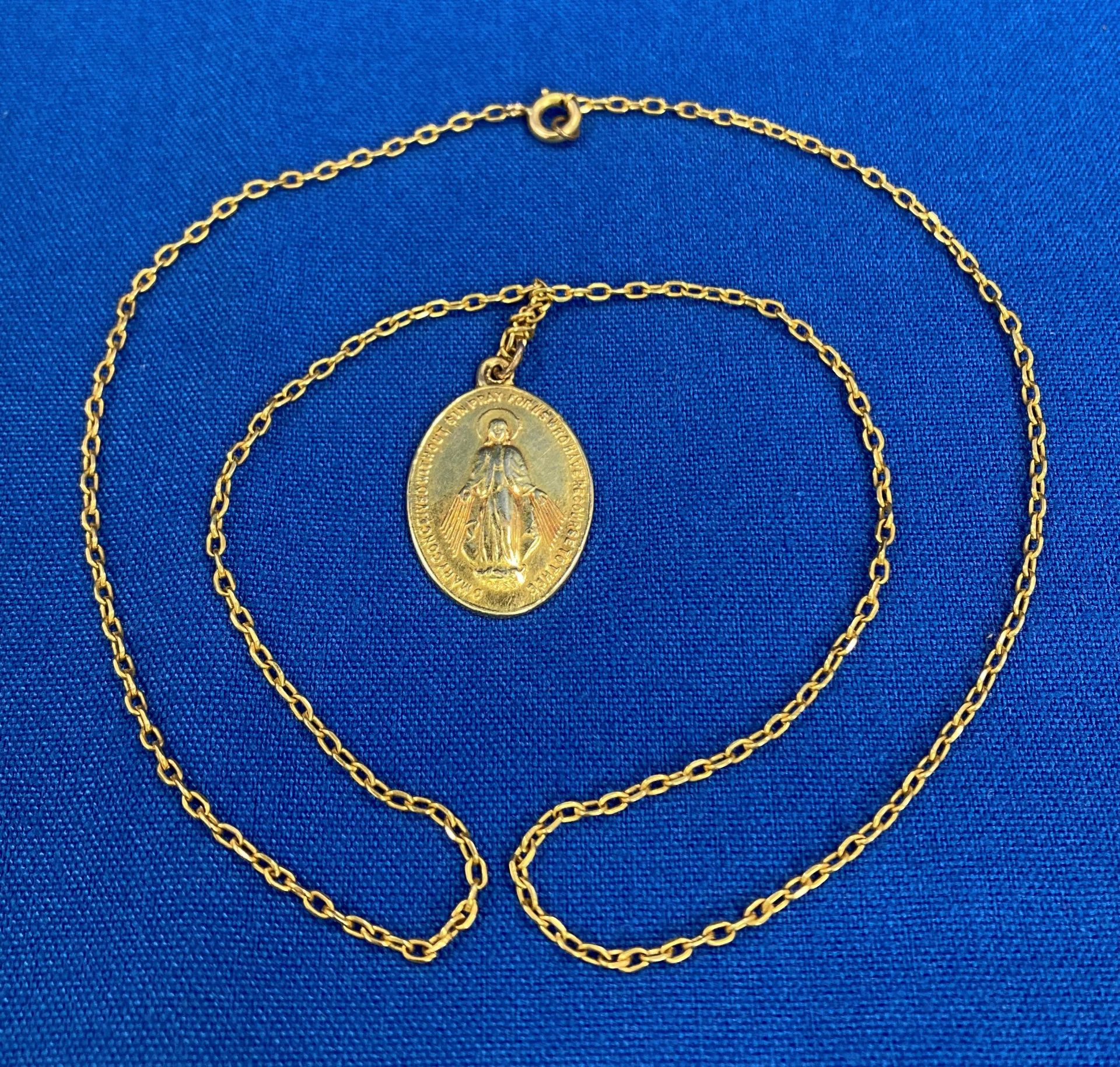 18ct gold Miraculous Medal and chain (20" long). Weight: 11.