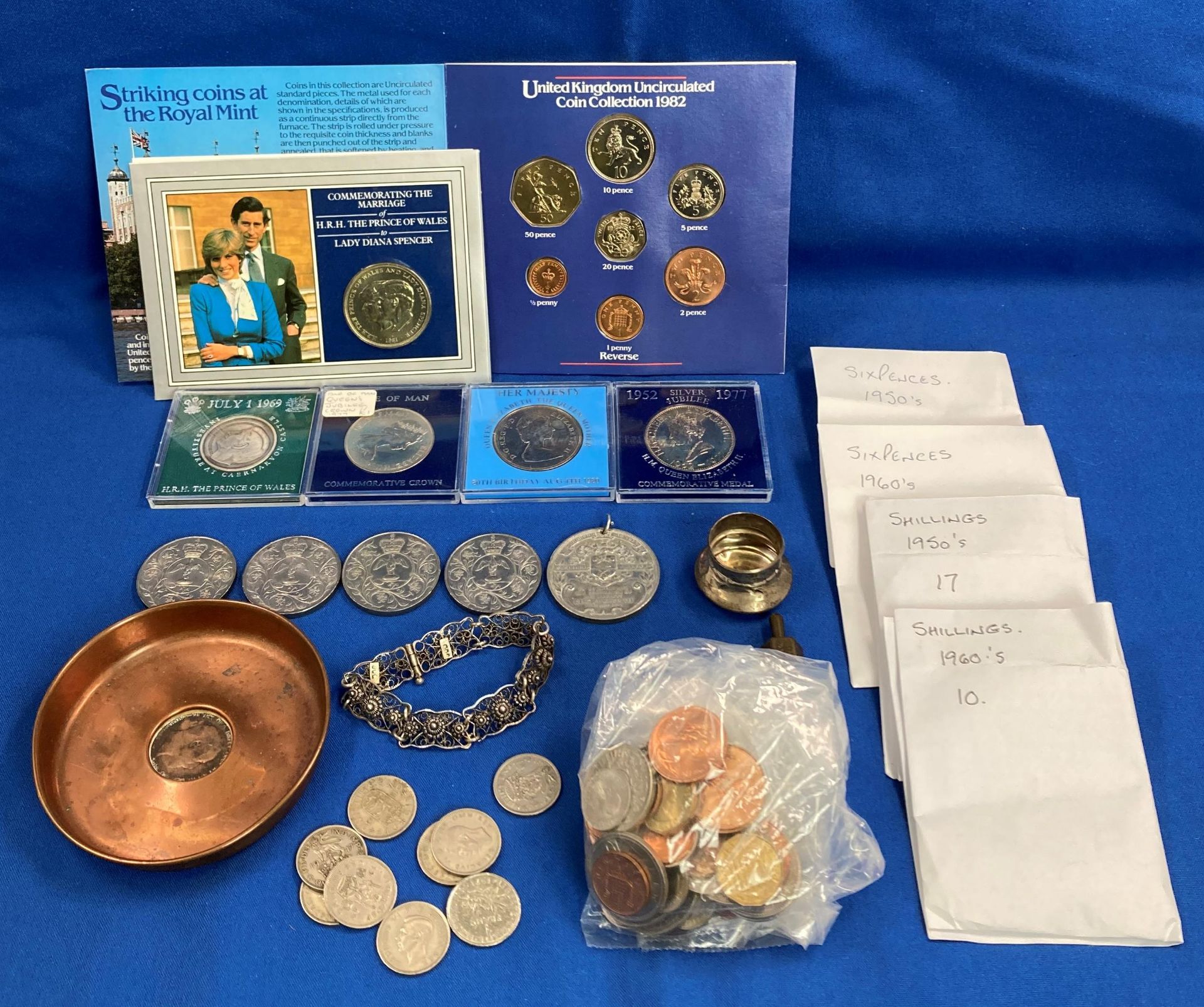 Contents to tray - assorted coins including Six Pence pieces, Shillings, Crowns, 1982 uncirculated,