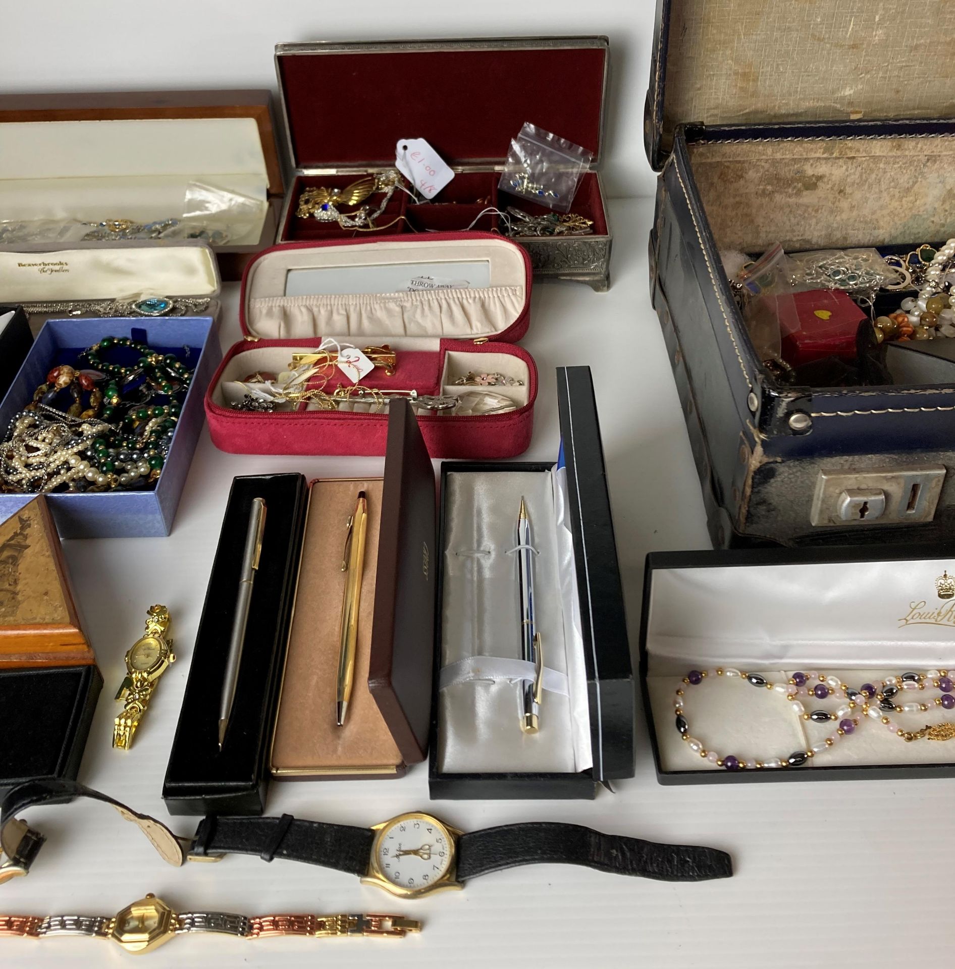 Contents to vintage suitcase - large quantity of jewellery including a pair of 9ct gold cameo - Image 3 of 5