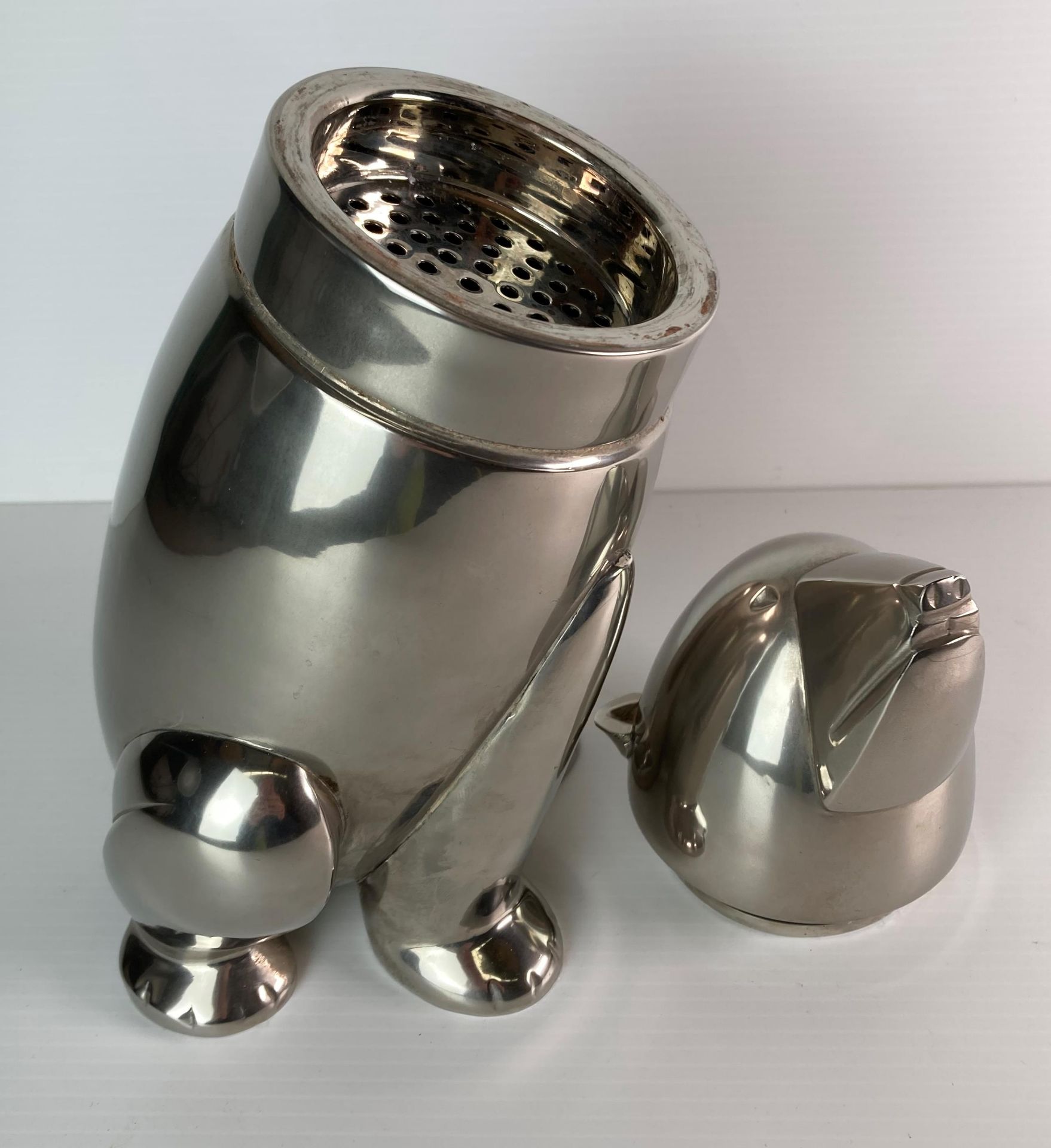 Art Deco style polar bear silver tone cocktail shaker with three parts (no markers mark visible), - Image 3 of 4