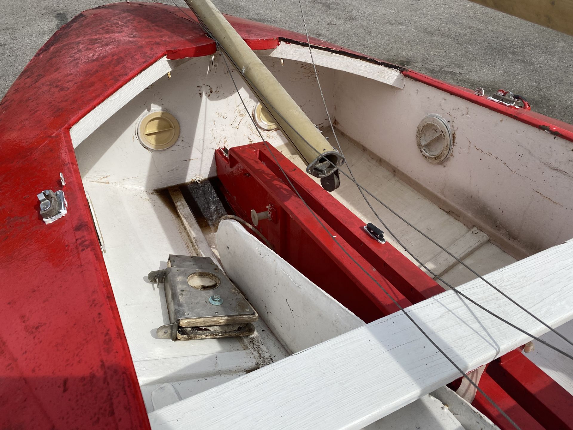 Red and white Fireball sailing boat with a 9' 9" (297cm) mast. - Image 7 of 24