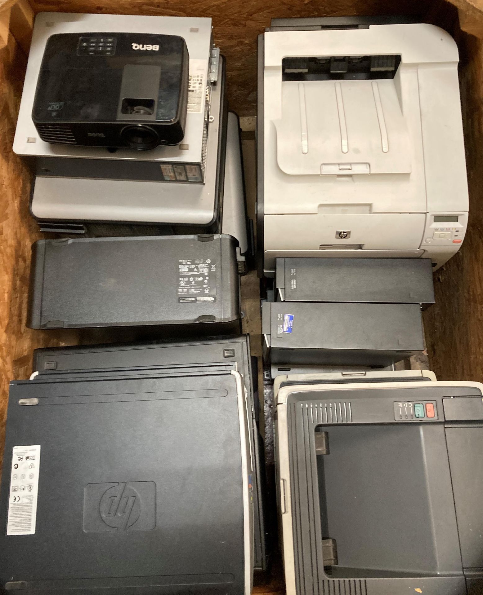 Contents to crate - large quantity of assorted computer equipment including nine assorted sized